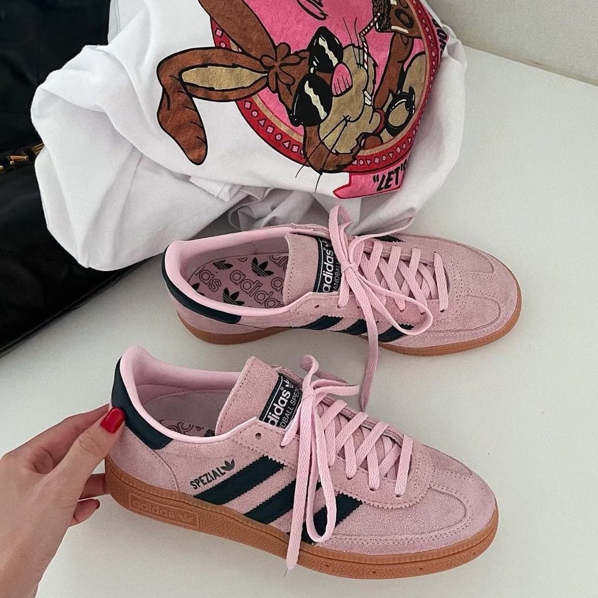 jeffbstore's tweet photo. 🔥โปรด่วนค่า🔥

🖤🩷Adidas Handball Spezial🖤🩷‼️Sale‼️

💬 รับ 2 สี ( size : 225-275mm. )
Clear Pink 
Black Pink

✖️Price : 1,790฿✖️

➖ราคาปกติ 3,800฿ น้า 

📌 จ่ายตอนของถึงไทยเลยค่า

📎กรอกฟอร์มจอง >> https://t.co/rxVMtcIDLa https://t.co/0u1vuPnYa9
