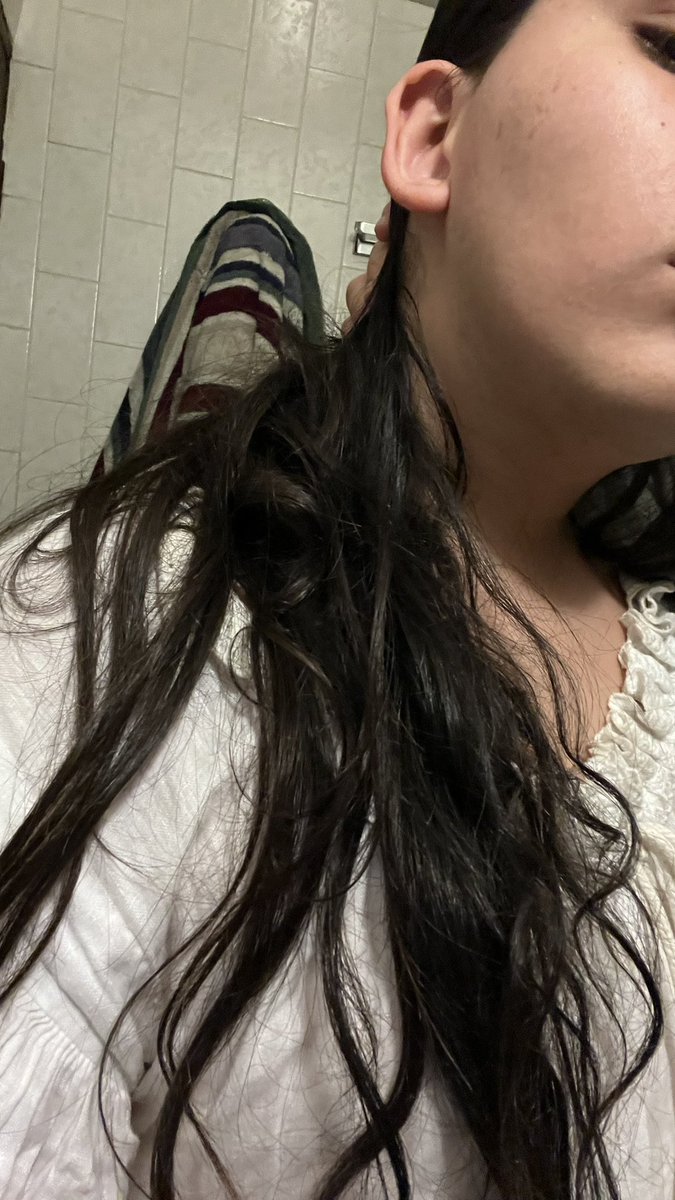 HeloiseRomeroM's tweet photo. Será ésta una señal divina de que realmente no soy lacia y soy cuando menos ondulada??? 

Dios, no me ilusiones tan feo. https://t.co/hNankKx9ch