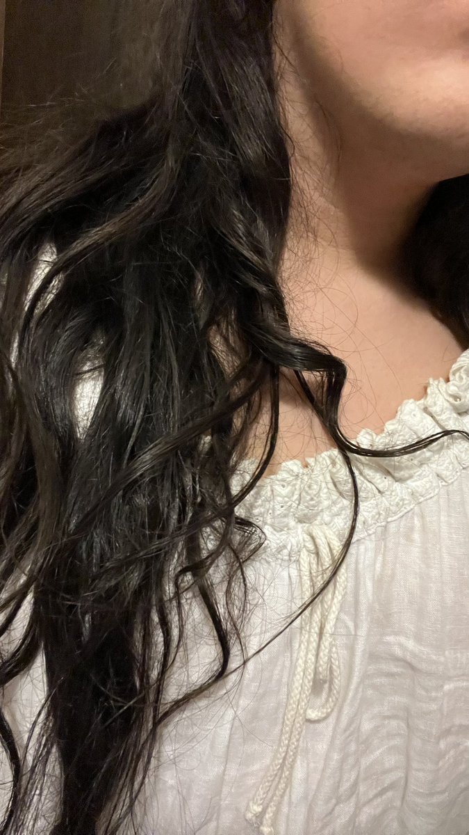 HeloiseRomeroM's tweet photo. Será ésta una señal divina de que realmente no soy lacia y soy cuando menos ondulada??? 

Dios, no me ilusiones tan feo. https://t.co/hNankKx9ch