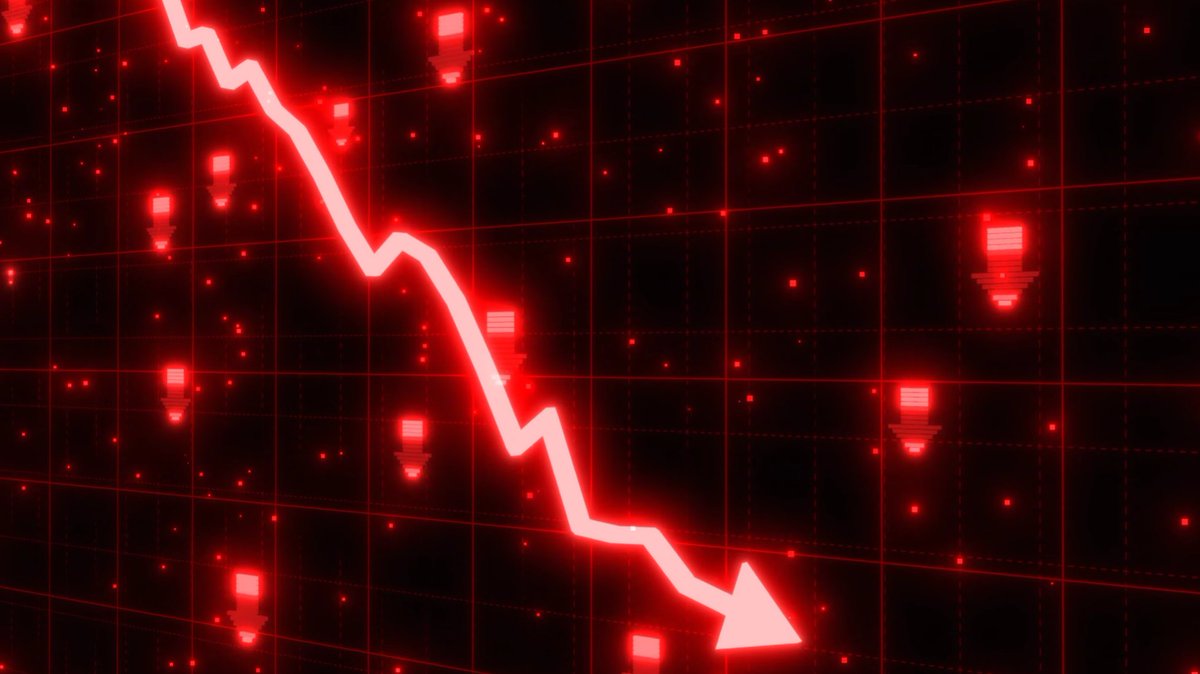 BullTheoryio's tweet photo. 🚨 South Korea's Stock Market Is Breaking

Just 2 stocks now account for nearly 70% of all trading in South Korea's stock market.

Samsung Electronics and SK Hynix, along with their leveraged ETFs, accounted for nearly 70% of KOSPI trading, peaking at 84% in late June.

Much of the rally has been fueled by retail investors called as "ants" pouring savings into 2x leveraged ETFs, chasing the AI boom and betting heavily on Samsung and SK Hynix.

The surge has drawn criticism from lawmakers and regulators, with one opposition lawmaker calling for the leveraged ETFs to be delisted.

Retail investors now own roughly 92% of these single-stock leveraged ETFs.

The ETFs assets surged from ₩4.5 trillion to ₩14 trillion in less than a month, while daily turnover has exceeded 120%.

When Samsung and SK Hynix rise, ETF managers must buy more shares to maintain leverage. 

When they fall, those same funds are forced to sell, magnifying both rallies and crashes.

This is one of the key reasons the KOSPI has been experiencing frequent 3-5% daily swings.

The impact is already visible. Leveraged ETFs reportedly dumped about $6 billion worth of Samsung and SK Hynix shares during recent selloff, accelerating the market decline.

South Korea's Bank of Korea and financial regulators have warned that these products are creating one-sided trading, excessive concentration and greater risks for the broader market.

The KOSPI has crashed -24% from its all-time high over the past month, pushing it into a bear market.