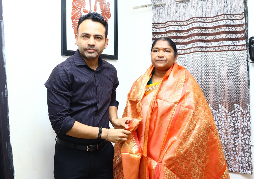 CollectorMulugu's tweet photo. రాష్ట్ర పంచాయతీరాజ్, గ్రామీణాభివృద్ధి, గ్రామీణ నీటి సరఫరా, మహిళా, శిశు సంక్షేమ శాఖ మంత్రి ధనసరి అనసూయ సీతక్క @seethakkaMLA గారి జన్మదినం సందర్భంగా 

ములుగు జిల్లా కేంద్రంలోని మంత్రి క్యాంపు కార్యాలయంలో జిల్లా కలెక్టర్ బోర్ఖడే హేమంత్ సహదేవరావు గారు , ఎస్ పి సుధీర్ రామ్నాథ్ కేకన్ గారు మర్యాదపూర్వకంగా కలిసి పూల బొకేలు అందించి, జన్మదిన శుభాకాంక్షలు తెలియజేశారు.

ఈ కార్యక్రమంలో  అదనపు కలెక్టర్ రెవెన్యూ సిహెచ్ మహేందర్ జి, డి.ఎస్.పి రవీందర్, సిఐ లు తదితరులు. పాల్గొన్నారు.

#BirthdayWishes #WishingYouSuccess #Mulugu #Leadership #PublicService #InspiringLeader #VisionaryLeader #DedicatedLeader #GoodHealthAndHappiness #ServiceToPeople #Telangana #TelanganaGovernment
#TelanganaLeadership #TelanganaDevelopment
#PeopleFirst #ServingTheNation @TelanganaCMO