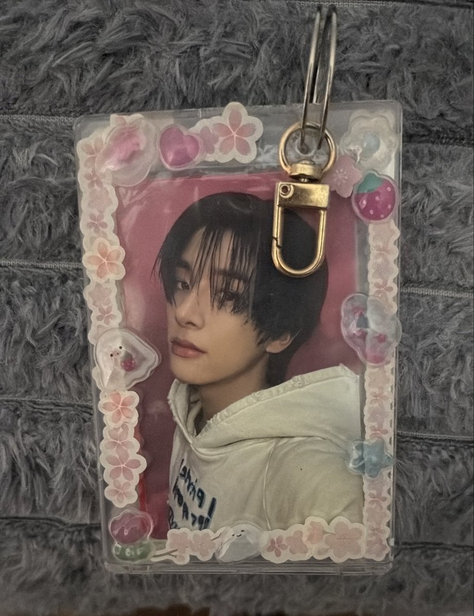 mela006m's tweet photo. Hi friend js wanna share my new pc cause my oomfies package finally got to me + I decorated my little pc holder https://t.co/2fQakke364