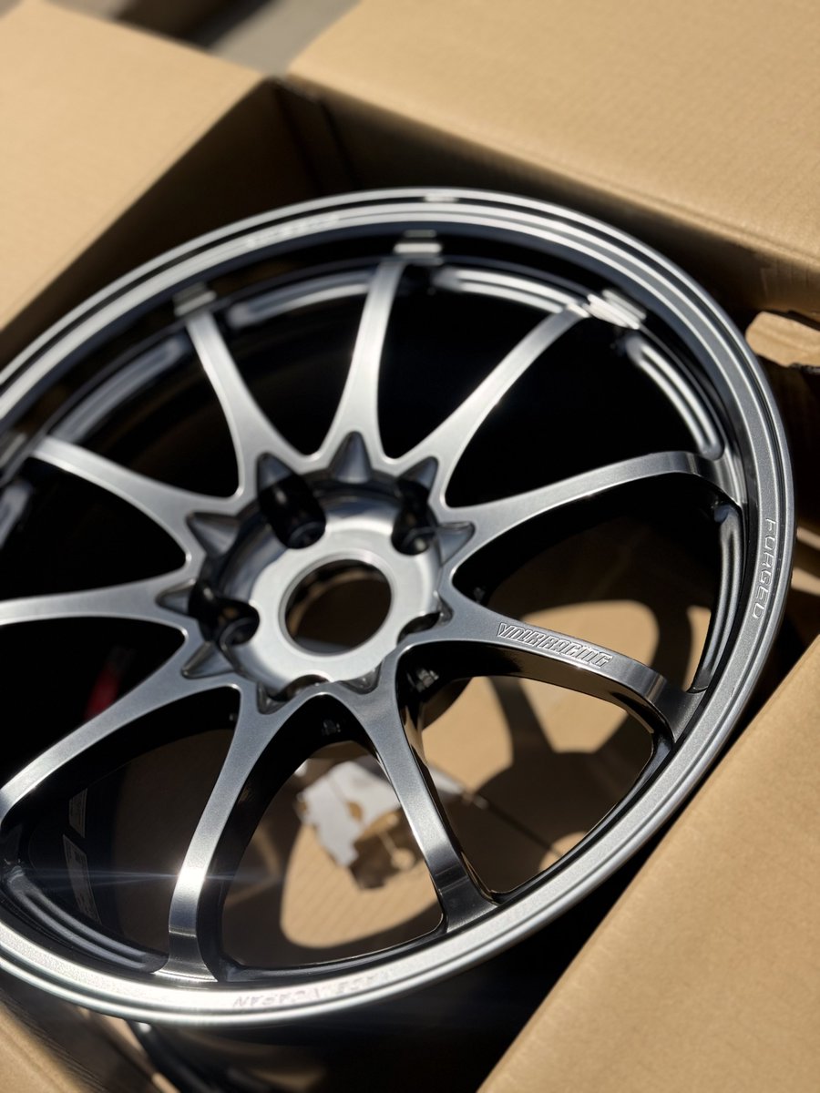 RASaaya's tweet photo. Volk CE28N-Plus M-Spec in Shining Light Metal optional color

It's like formula/mercury/pressed graphite all put into one it's kinda hard to explain, but it looks really good and I'm glad I went with this https://t.co/eO5HWgiaQ8