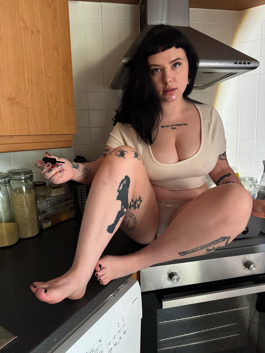 sweetlilly31_'s tweet photo. On da counter being silly https://t.co/yZ8YmjGbBZ