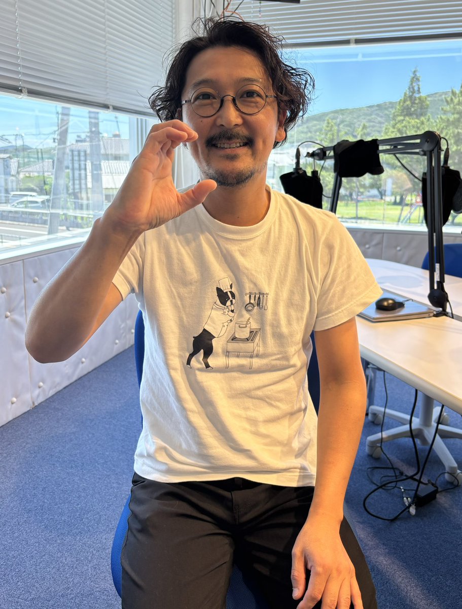citrustime888's tweet photo. 昼ドキ！食する天草🍊
地域おこし協力隊の宮崎さんにお越しいただきました。
今日の食材は「アコウ（キジハタ）」をご紹介🐟高級魚クエの親戚､熟成させて､蒸すとさらに美味しく！！皮はゼラチン質。ネギ油がけでまたまた美味しいお魚になりますよ♪
＃シトラスタイム
＃みつばちラジオ https://t.co/WCWA1xNz2k