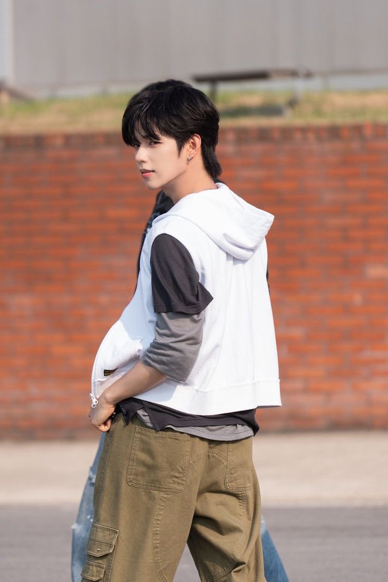 JLGlobalFanbase's tweet photo. The duality of our ace: sweet, cutesy smiles one moment, then effortlessly manly with that powerful stance the next. The range is unreal!

🔗https://t.co/5yGIUKzY67 https://t.co/5yGIUKzY67

#AHOF #아홉
#AHOF_JL #제이엘
@AHOF_official https://t.co/0ebpWnFrHS