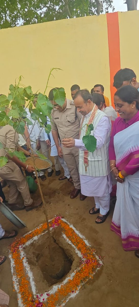 CDOSAMBHAL2024's tweet photo. 🌳 आइए, 12 जुलाई को सम्भल में मनाएँ "वृक्षारोपण महायज्ञ" — प्रकृति के प्रति हमारी सामूहिक कृतज्ञता। 🌿
प्रिय जनपदवासियों,
माननीय प्रधानमंत्री जी के "एक पेड़ माँ के नाम" अभियान तथा माननीय मुख्यमंत्री जी के नेतृत्व में उत्तर प्रदेश में दिनांक 12 जुलाई, 2026 को "वृक्षारोपण महायज्ञ" का आयोजन किया जा रहा है। यह केवल पौधे लगाने का कार्यक्रम नहीं, बल्कि आने वाली पीढ़ियों के लिए स्वच्छ पर्यावरण, हरित भविष्य और जलवायु संरक्षण का एक जनसंकल्प है।
जनपद सम्भल को इस वर्ष विभिन्न विभागों के माध्यम से निर्धारित लक्ष्य के अनुरूप व्यापक स्तर पर उत्सव की भांति वृक्षारोपण किया जाना है। यह लक्ष्य तभी सार्थक होगा, जब यह केवल सरकारी कार्यक्रम न रहकर प्रत्येक नागरिक का अपना अभियान बन जाए।
🌱 आइए, हम सब मिलकर संकल्प लें—
"एक पेड़ माँ के नाम" अवश्य लगाएंगे।
हर खेत की मेड़ पर पेड़ लगाएंगे।
नदियों, नालों और अमृत सरोवरों के किनारे हरियाली बढ़ाएंगे।
विद्यालयों, पंचायत भवनों, स्वास्थ्य केंद्रों, आंगनबाड़ी केन्द्रों, सार्वजनिक स्थलों एवं अपन��� घरों के आसपास अधिकाधिक वृक्षारोपण करेंगे।
यह अभियान केवल आज के लिए नहीं, बल्कि हमारे बच्चों के सुरक्षित भविष्य, स्वच्छ वायु, जल संरक्षण और पर्यावरण संतुलन के लिए है।
मैं जनपद के सभी सम्मानित ग्राम प्रधानों, ग्राम पंचायत सदस्यों, पंचायत प्रशासकों, क्षेत्र पंचायत सदस्यों, ब्लॉक प्रमुखों, जिला पंचायत सदस्यों, माननीय जिला पंचायत अध्यक्ष, माननीय सांसदगण, माननीय विधायकगण, माननीय विधान परिषद सदस्यगण, विकास खंड स्तरीय अधिकारियों, न्यायिक एवं प्रशासनिक अधिकारियों, अधिवक्तागण, बार एसोसिएशन, शिक्षकगण, छात्र-छात्राओं, स्वयं सहायता समूहों, किसान भाइयों, युवा साथियों, स्वयंसेवी संस्थाओं, उद्योग एवं व्यापार जगत, सामाजिक एवं धार्मिक संगठनों तथा समस्त जनपदवासियों से विनम्र आग्रह करता हूँ कि इस महायज्ञ में पूरे उत्साह एवं जनभागीदारी के साथ सम्मिलित होकर इसे ऐतिहासिक सफलता प्रदान कर���ं।
🌳 12 जुलाई को अपने परिवार, मित्र��ं और समाज के साथ एक पौधा अवश्य लगाएँ। उस पौधे की देखभाल का भी संकल्प लें, क्योंकि वृक्ष लगाना जितना आवश्यक है, उसे जीवित रखना उससे भी अधिक महत्वपूर्ण है।
आइए, सम्भल को हरित, स्वच्छ और पर्यावरण के प्रति उत्तरदायी जनपद बनाने का संकल्प लें।
एक पेड़ माँ के नाम — एक पेड़ भविष्य के नाम।
आइए, 12 जुलाई को वृक्षारोपण महायज्ञ को जन-जन का उत्सव बनाएँ।
🌿 हरित सम्भल – समृद्ध सम्भल 🌿
गोरखनाथ भट्ट
मुख्य विक��स अधिकारी, सम्भल