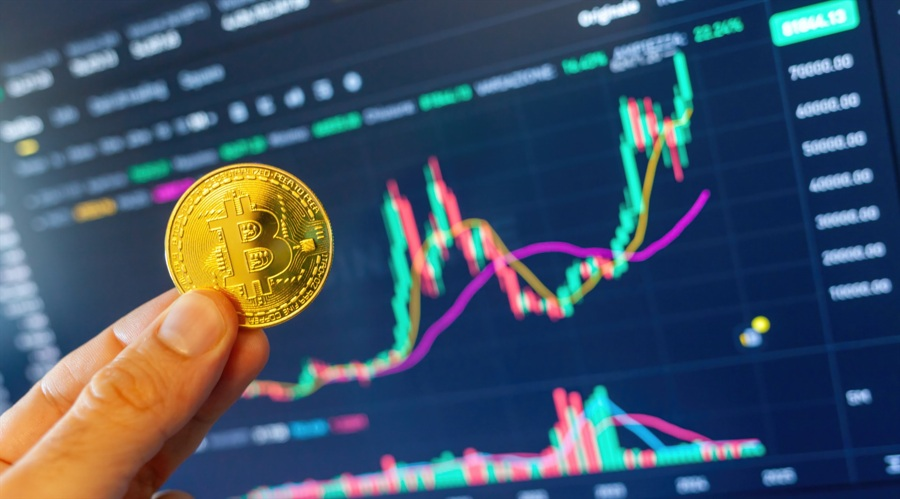 ForexStrategee's tweet photo. 🌏 ملخص العملات الرقمية الآسيوية - 9 يوليو

تهيمن حالة النفور من المخاطرة على أسواق العملات الرقمية اليوم مع تصاعد التوترات بين الولايات المتحدة وإيران. إليكم التفاصيل 👇

🔴 ريبل (XRP) وستيلر (XLM)
انخفض سعر XRP إلى ما دون 1.090 دولار، مسجلاً انخفاضاً بأكثر من 6% هذا الأسبوع. أما XLM فوضعها أسوأ، حيث سجلت خسائر لخمسة أيام متتالية، بانخفاض يزيد عن 10% هذا الأسبوع، وأغلقت دون مستوى دعم رئيسي. وتتضافر العوامل الفنية الضعيفة والمخاطر الجيوسياسية للضغط على كلا العملتين.

🔴 بيتكوين (BTC)
يواصل بيتكوين خسائره لليوم الثالث على التوالي مع ازدياد حدة حالة النفور من المخاطرة. وتُعد جوبيتر (JUP) وشبكة باي (PI) أكبر الخاسرين خلال الـ 24 ساعة الماضية. ويبلغ مؤشر الخوف والطمع في العملات الرقمية 26 اليوم، منخفضاً من 29 يوم الاثنين، ما يشير إلى تزايد المخاوف.

🟢 إيثيريوم (ETH) - نقطة مضيئة
يستعيد إيثيريوم زخمه الصعودي بهدوء، مرتفعًا بنسبة تقارب 10% منذ بداية الشهر، على الرغم من ضعف ضغط الشراء بشكل عام. وقد تحسن مؤشر صافي الربح/الخسارة غير المحقق (NUPL) من -0.46 إلى -0.30، مما يعني انخفاض خسائر حاملي العملة، مع أن معظم مراكزهم لا تزال خاسرة. ويلزم زيادة أكبر في حجم الشراء لتحويل حاملي العملة إلى الربح.

الخلاصة: المخاطر الجيوسياسية هي القوة المهيمنة في سوق العملات الرقمية حاليًا، حيث تعاني معظم العملات البديلة من انخفاض حاد، لكن مرونة إيثيريوم تبرز كإشارة مبكرة محتملة للقوة في حال استقرار المعنويات العامة.

#العملات_الرقمية #بيتكوين #إيثيريوم #XRP #سوق_العملات_الرقمية