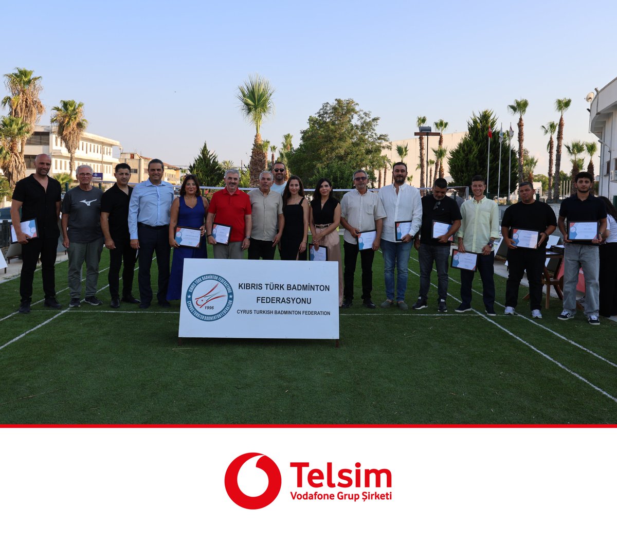 kktctelsim's tweet photo. KKTC Badminton Federasyonu ile sürdürdüğümüz iş birliği kapsamında düzenlenen teşekkür belgesi takdim töreninde, federasyonun değerli sponsorlarıyla bir araya geldik. https://t.co/5lm8YUV0nE