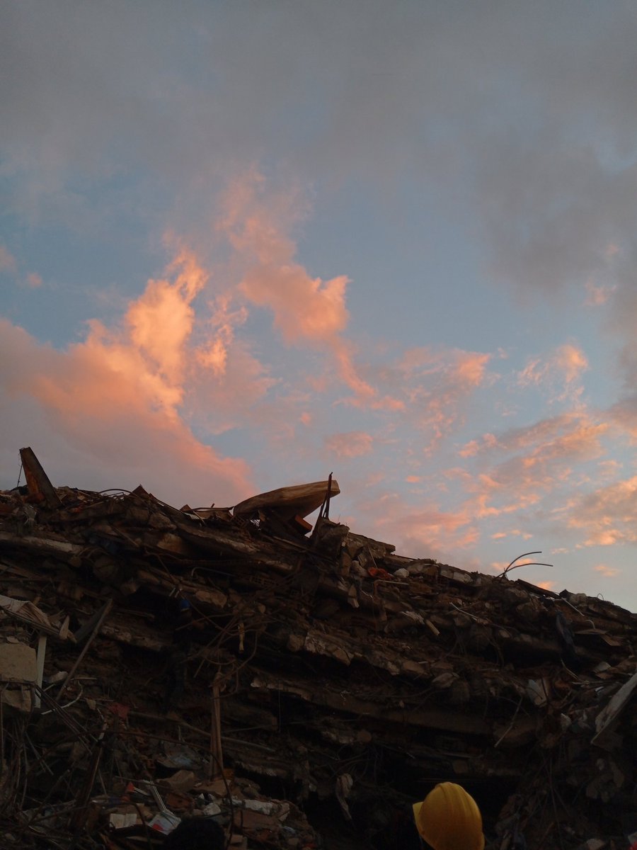 AngelMoreno_LM's tweet photo. Tanaguarenas. OPP 26.

De todos los cuerpos que he visto estos días, hoy fue la primera vez que le ví totalmente la cara a uno y su expresión facial. Parecía que estuvo vivo hasta hace poco, porque estaba en bastante buen estado 💔💔💔 Ojalá poder haber hecho más hoy. https://t.co/7uwWPCHaBW