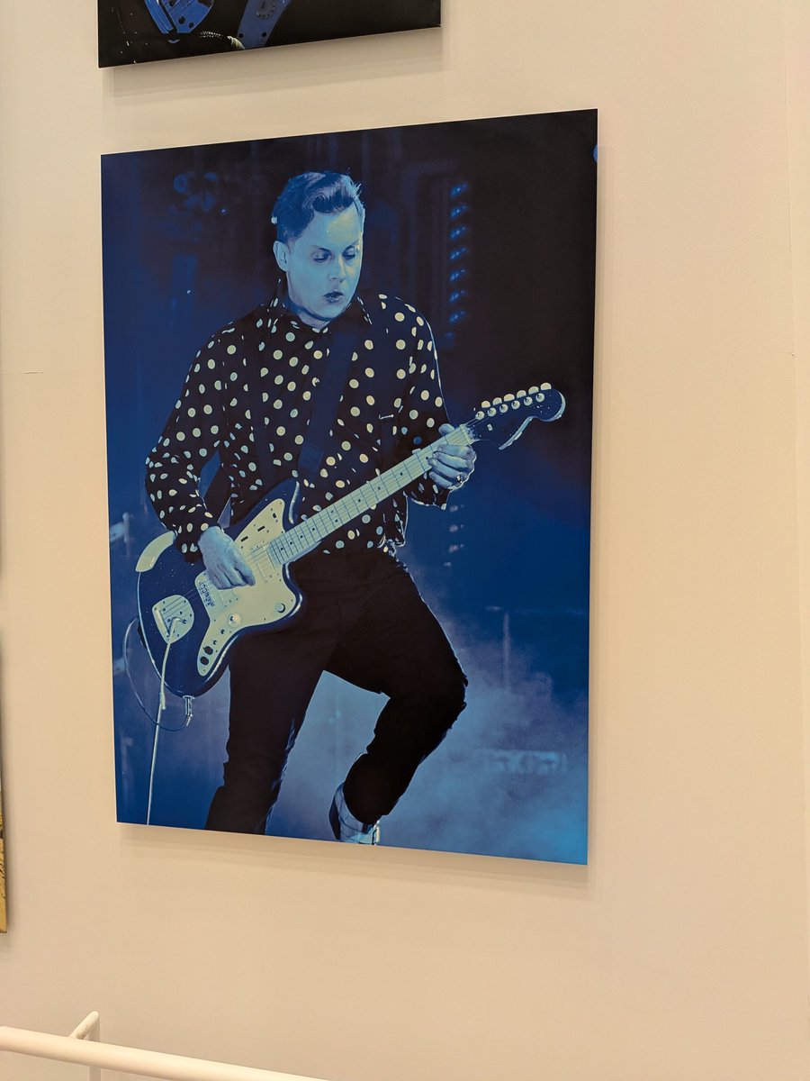 tsubasam321's tweet photo. Fender東京のジャックの向かいがジミー・ペイジとボブ・ディランなの今日気づいた https://t.co/Za76id5d6B