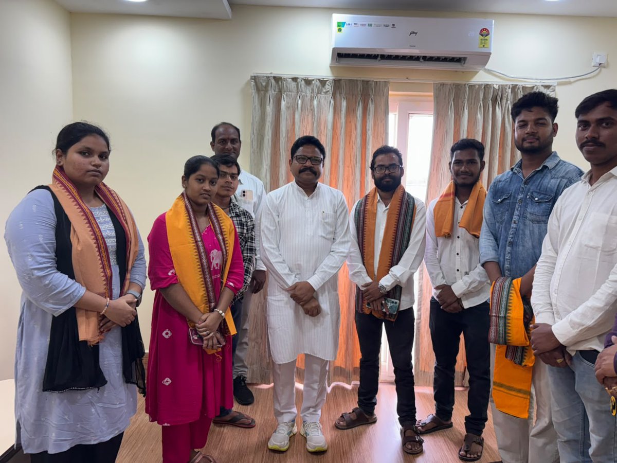 MahalingMukesh's tweet photo. ରାଷ୍ଟ୍ରସେବା ଓ ସମାଜ କଲ୍ଯାଣ ପାଇଁ ଦେଶର ଛାତ୍ରଶକ୍ତିଙ୍କୁ ପ୍ରେରିତ କରିବାରେ ମୁଖ୍ୟ ଭୂମିକା ନେଇଥିବା ବିଶ୍ୱର ସର୍ବବୃହତ୍ ଛାତ୍ର ସଂଗଠନ ଅଖିଳ ଭାରତୀୟ ବିଦ୍ୟାର୍ଥୀ ପରିଷଦର ପ୍ରତିଷ୍ଠା ଦିବସ ଅବସରରେ ମାନ୍ୟବର ମନ୍ତ୍ରୀ ଶ୍ରୀ @RabiNaikBJP ଙ୍କ ସହ ମିଶି ବଲାଙ୍ଗୀର ଜିଲ୍ଲାର କାର୍ଯ୍ୟକର୍ତ୍ତା ମାନଙ୍କୁ ସମ୍ବର୍ଦ୍ଧିତ କରିଛି । https://t.co/mm3Zbt7vAy
