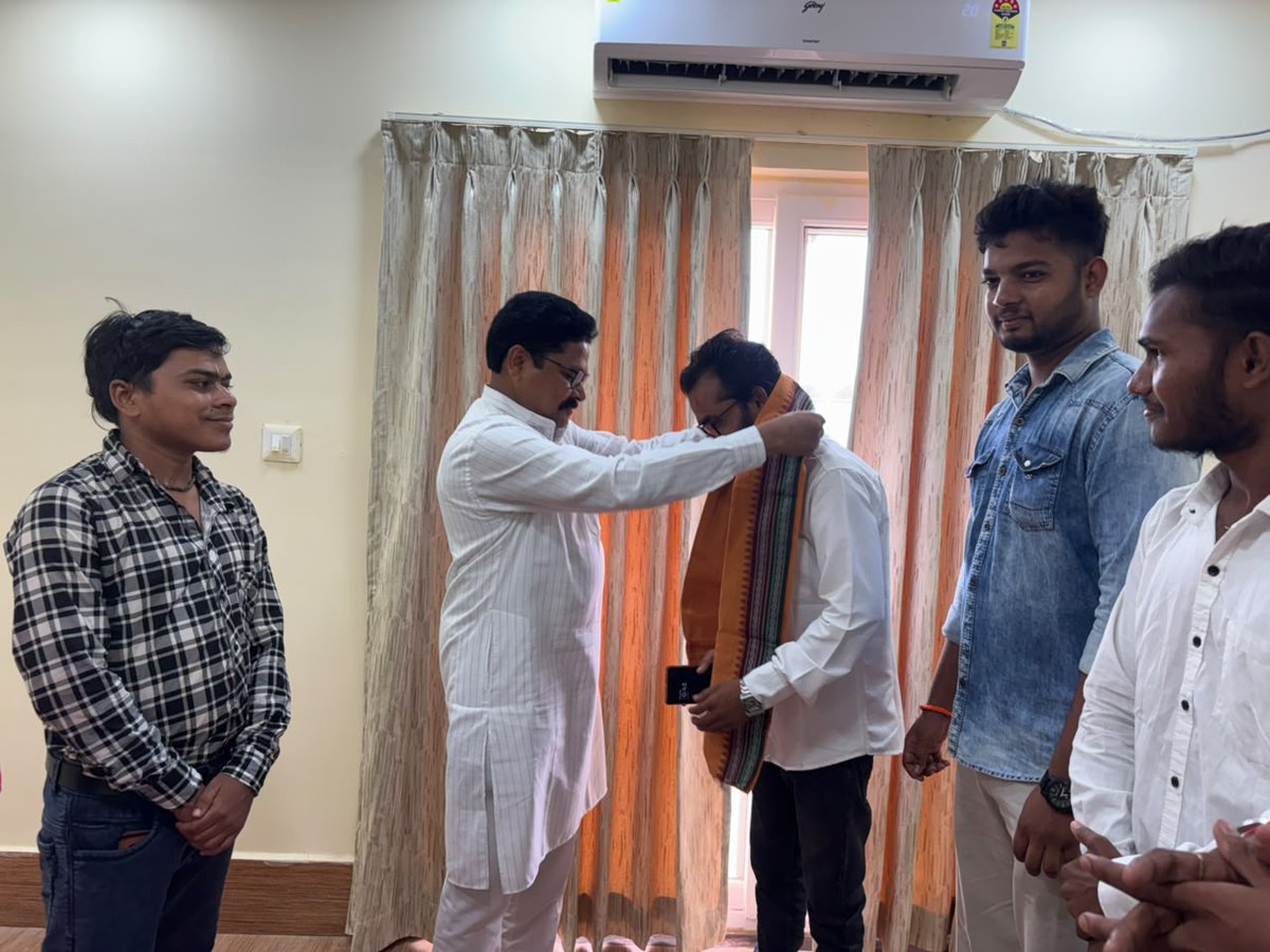 MahalingMukesh's tweet photo. ରାଷ୍ଟ୍ରସେବା ଓ ସମାଜ କଲ୍ଯାଣ ପାଇଁ ଦେଶର ଛାତ୍ରଶକ୍ତିଙ୍କୁ ପ୍ରେରିତ କରିବାରେ ମୁଖ୍ୟ ଭୂମିକା ନେଇଥିବା ବିଶ୍ୱର ସର୍ବବୃହତ୍ ଛାତ୍ର ସଂଗଠନ ଅଖିଳ ଭାରତୀୟ ବିଦ୍ୟାର୍ଥୀ ପରିଷଦର ପ୍ରତିଷ୍ଠା ଦିବସ ଅବସରରେ ମାନ୍ୟବର ମନ୍ତ୍ରୀ ଶ୍ରୀ @RabiNaikBJP ଙ୍କ ସହ ମିଶି ବଲାଙ୍ଗୀର ଜିଲ୍ଲାର କାର୍ଯ୍ୟକର୍ତ୍ତା ମାନଙ୍କୁ ସମ୍ବର୍ଦ୍ଧିତ କରିଛି । https://t.co/mm3Zbt7vAy