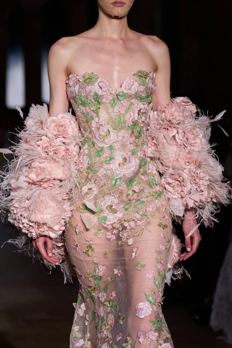 fashion_shw's tweet photo. Zuhair Murad fall 26 Couture.. https://t.co/48beKuQOFY