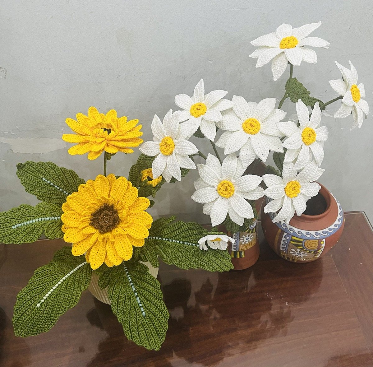 phong32414's tweet photo. This account was supposed to be for my art or gore... anyway, my mom crocheted these flowers, love it :]]. 🌼 https://t.co/X2Vm4Rak7i