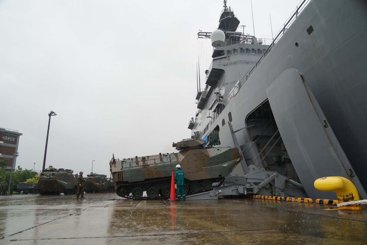 jjoc_pa's tweet photo. 自衛隊は、抑止力・対処力を高めるため、#統合作戦部隊練成訓練 を実施しました。陸自と海自は、水陸両用作戦に係る一連の行動を演練し、領域横断作戦能力の強化・向上を図りました。自衛隊は引き続き、国民の生命と財産及び地域の平和と安定を守り抜くため、領域横断作戦能力の向上を図っていきます。 https://t.co/LJjHx3gN5t