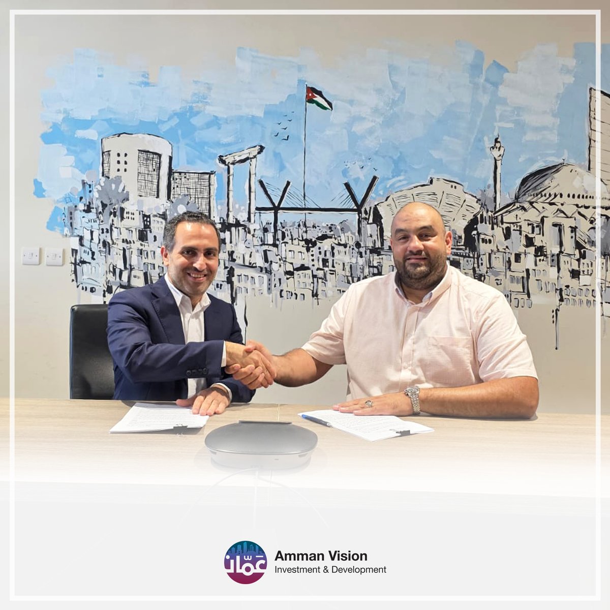 AmmanVision's tweet photo. "رؤية عمّان" توقّع اتفاقيتين جديدتين لتطوير مشاريع نوعيّة في العاصمة

ضمن استراتيجيتها لتعزيز البيئة الاستثمارية وتنويع القطاعات الاقتصادية في مدينة عمّان، وقّعت شركة رؤية عمّان للاستثمار والتطوير اتفاقيتين جديدتين لتطوير مشاريع في قطاع الترفيه العائلي والسياحي وضمن مبادرة تأهيل وتطوير الحدائق بالشراكة مع القطاع الخاص، بما يسهم في دعم التنمية الاقتصادية وتعزيز جودة الحياة في المدينة.

مشروع متعدد الاستعمال في منطقة غمدان

وقّعت الشركة اتفاقية مع شركة قرية هلا للأعمال لتطوير مشروع متعدد الاستعمالات في منطقة غمدان، يجمع بين الأنشطة الترفيهية والرياضية ومساحات العمل المشتركة، على قطعة أرض تبلغ مساحتها 5,800 متر مربع، وبحجم استثمار يُقدّر بنحو 4 ملايين دينار أردني.

ويهدف المشروع إلى توفير وجهة حضرية متكاملة تقدم تجربة ترفيهية ورياضية حديثة، إلى جانب بيئة عمل مرنة تلبي احتياجات رواد الأعمال والشركات الناشئة، بما يسهم في تنشيط الحركة الاقتصادية، وتعزيز السياحة الداخلية، واستقطاب الزوار، وتوسيع الخيارات الترفيهية والخدمية في العاصمة، بما يعزز مكانة عمّان كمدينة حيوية وجاذبة للاستثمار وجودة الحياة.

مشروع اعادة تأهيل وتطوير حديقة الصخرة المشرّفة في منطقة المقابلين

كما وقّعت الشركة اتفاقية اعادة تأهيل وتطوير حديقة الصخرة المشرفة مع شركة الابتكار للاستثمار وذلك ضمن مبادرة إعادة تأهيل الحدائق التي أطلقتها الشركة بالتعاون مع أمانة عمّان الكبرى.
وبموجب الاتفاقية، ستتولى الشركة تمويل وتنفيذ وتشغيل أعمال إعادة تأهيل وتطوير الحديقة، والتي تشمل تطوير المساحات العامة، وتأهيل الملاعب الرياضية وممرات للمشاة، وإعادة تنسيق المساحات الخضراء، وتطوير المواقف، بما يسهم في رفع جودة المرافق والخدمات المقدمة لمرتادي الحديقة.

وتهدف هذه المبادرة إلى تحويل الحدائق العامة إلى وجهة حضرية متكاملة ومركز اجتماعي وثقافي وترفيهي، يوفر بيئة آمنة وجاذبة لجميع فئات المجتمع، ويعزز من دور الحدائق العامة باعتبارها متنفساً أخضر ومساحة للتفاعل المجتمعي، بما يخدم الأحياء السكنية المحيطة ويرفع من جودة الحياة فيها.