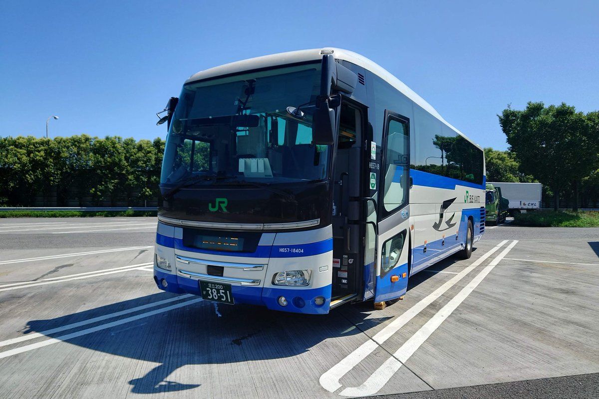 TGenki7's tweet photo. 2018年に東京支店に導入されたセレガ。
この年式の車両から40と44席も固定窓での導入となりました。
個人的には固定窓のほうが好きです。
また、東京支店所属で40シートの18年式車両には当初夜行のフロントカーテンが設置されておらず昼便のみで使用しておりました。
#JRバス関東
#日野セレガ https://t.co/Q5ucgBsMY3