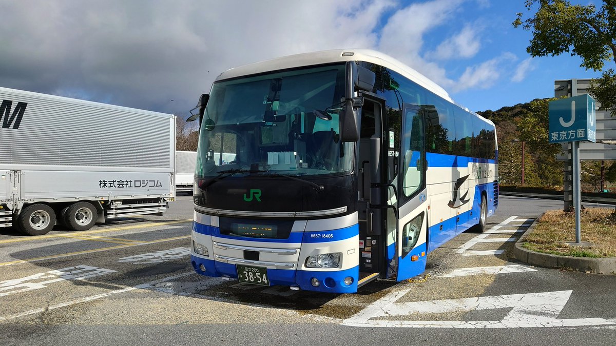 TGenki7's tweet photo. 2018年に東京支店に導入されたセレガ。
この年式の車両から40と44席も固定窓での導入となりました。
個人的には固定窓のほうが好きです。
また、東京支店所属で40シートの18年式車両には当初夜行のフロントカーテンが設置されておらず昼便のみで使用しておりました。
#JRバス関東
#日野セレガ https://t.co/Q5ucgBsMY3