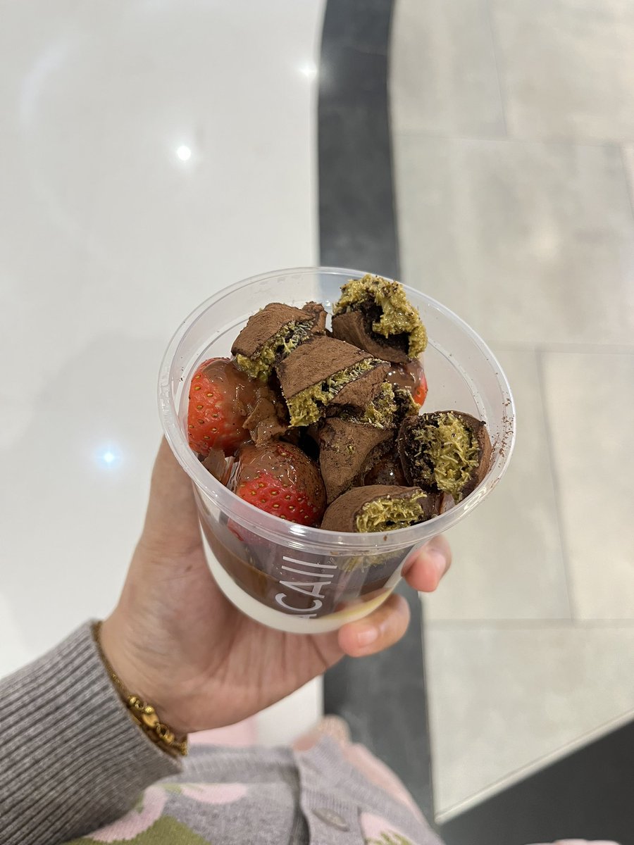giiaagil's tweet photo. enak banget cuma kalo buat makan sendiri kebanyakan asli #acaii #strawberrydubai https://t.co/YwcDkAyOiB