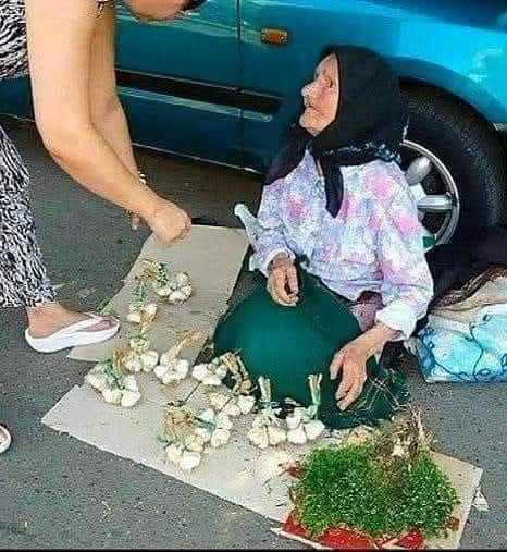 TOPRAK_2_'s tweet photo. Bir kadın yaşlı teyzeye sorar: "Sarımsakları ne kadara satıyorsunuz?" 
Yaşlı satıcı cevaplar, "destesi 12 lira hanımefendi.” Kadın der ki, “2 deste alacağım, 20 TL'ye verirsen alırım.”
Yaşlı satıcı şöyle der: “İstediğiniz fiyattan alın, Hanımefendi. Çünkü henüz satış yapamadım ve bunları satmaya ihtiyacım var.”... 
Kadın sarımsakları 20 Lira'ya aldı ve lüks arabasına binip arkadaşıyla lüks bir restorana gitti... 
O ve arkadaşı güzel yemekler sipariş ettiler. Birazını yediler ve çoğunu tabaklarında bıraktılar...
Hesap istendi, hesap geldi 1750 TL.
Cüzdanından 2000 TL çıkaran kadın lüks restoran sahibine bahşiş olarak paranın üstünü kalsın dedi. 
SORALIM KENDİMİZE Neden muhtaç durumdakilere gücümüzü gösterme ihtiyacı duyarız ??? 
Ve neden ihtiyacı olmayanlara karşı hep CÖMERT davranırız ???😥😔😥😔😥😔😥😔