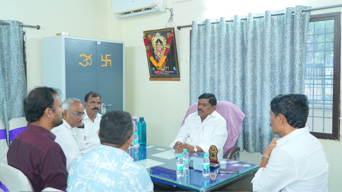 GMRMLAPTC's tweet photo. తిమ్మక్క చెరువుకు సరికొత్త వైభవం..

రూ.4.45 కోట్లతో సుందరీకరణ పనులు..

హెచ్ఎండిఏ–సీఎస్ఆర్ నిధులతో బతుకమ్మ ఘాట్, వాకింగ్ ట్రాక్, ఓపెన్ జిమ్, హరితవనంతో పర్యాటక ఆకర్షణగా తీర్చిదిద్దనున్నాం

ప్రజల ఆరోగ్యం.. పర్యావరణ పరిరక్షణే లక్ష్యం..

ఎమ్మెల్యే గూడెం మహిపాల్ రెడ్డి

పటాన్చెరు, జూలై 9:

పటాన్చెరు పట్టణానికి మరో ఆణిముత్యంగా తిమ్మక్క చెరువు రూపుదిద్దుకోనుంది. రూ.4.45 కోట్ల వ్యయంతో చేపట్టిన సుందరీకరణ పనులు పూర్తయిన తర్వాత ఈ చెరువు ప్రజలకు ఆహ్లాదాన్ని పంచే విహార కేంద్రంగా, పర్యావరణ పరిరక్షణకు ప్రతీకగా నిలవనుందని పటాన్చెరు ఎమ్మెల్యే గూడెం మహిపాల్ రెడ్డి తెలిపారు.

గురువారం ఉదయం వివిధ శాఖల అధికారులు, మాజీ ప్రజా ప్రతినిధులు, పట్టణ పుర ప్రముఖులతో కలిసి తిమ్మక్క చెరువు అభివృద్ధి పనులను ఎమ్మెల్యే క్షేత్రస్థాయిలో పరిశీలించారు. పనుల నాణ్యతపై ఆరా తీస్తూ..ప్రతి నిర్మాణం అత్యుత్తమ ప్రమాణాలతో, నిర్ణీత గడువులో పూర్తి చేయాలని అధికారులను ఆదేశించారు.

ఈ సందర్భంగా ఎమ్మెల్యే మాట్లాడుతూ.. భవిష్యత్తు తరాలకు స్వచ్ఛమైన గాలి, పచ్చని పరిసరాలు, ఆరోగ్యవంతమైన జీవన విధానాన్ని అందించాలన్న సమున్నత లక్ష్యంతో నియోజకవర్గంలోని చెరువులను దశలవారీగా అభివృద్ధి చేస్తున్నామని చెప్పారు. అందులో భాగంగా తిమ్మక్క చెరువును అత్యాధునిక హంగులతో తీర్చిదిద్దుతున్నట్లు వెల్లడించారు.

చెరువు అభివృద్ధికి హెచ్ఎండిఏ నుంచి రూ.3.05 కోట్లు, ఏపీఆర్ సంస్థ సీఎస్ఆర్ నిధుల ద్వారా రూ.1.40 కోట్లు మంజూరయ్యాయని తెలిపారు. ఇప్పటికే వాకింగ్ ట్రాక్ నిర్మాణం తుది దశకు చేరుకుందని, త్వరలోనే బతుకమ్మ ఘాట్, ఓపెన్ జిమ్, ఆకర్షణీయమైన స్వాగత తోరణాలు, విశ్రాంతి బెంచీలు, చిన్నారుల ఆట స్థలం, అందమైన ల్యాండ్‌స్కేపింగ్, హరితవనం అభివృద్ధి పనులు ప్రారంభం కానున్నాయని వివరించారు.

అంతేకాకుండా రూ.30 లక్షల వ్యయంతో చెరువు చుట్టూ రక్షణ కంచె ఏర్పాటు పూర్తయిందని తెలిపారు. పనులు పూర్తయిన తర్వాత తిమ్మక్క చెరువు ఉదయం, సాయంత్రం వాకింగ్‌కు వచ్చే ప్రజలకు, కుటుంబ సభ్యులతో విహారానికి వచ్చే వారికి అత్యంత అనువైన ప్రదేశంగా మారుతుందని పేర్కొన్నారు.

అదేవిధంగా సాకి చెరువు, తిమ్మక్క చెరువులను పటాన్చెరు పట్టణానికి శోభాయమానమైన గుర్తింపుగా తీర్చిదిద్ది, ప్రజలు గర్వపడే ప్రజా ఆస్తులుగా అభివృద్ధి చేయడమే తమ లక్ష్యమని ఎమ్మెల్యే స్పష్టం చేశారు.