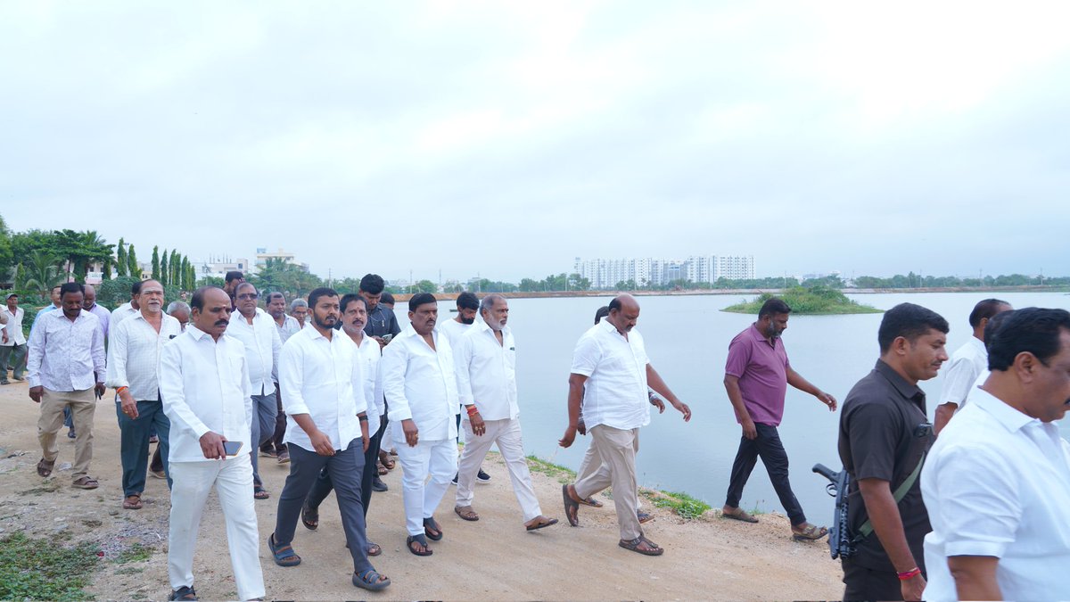 GMRMLAPTC's tweet photo. తిమ్మక్క చెరువుకు సరికొత్త వైభవం..

రూ.4.45 కోట్లతో సుందరీకరణ పనులు..

హెచ్ఎండిఏ–సీఎస్ఆర్ నిధులతో బతుకమ్మ ఘాట్, వాకింగ్ ట్రాక్, ఓపెన్ జిమ్, హరితవనంతో పర్యాటక ఆకర్షణగా తీర్చిదిద్దనున్నాం

ప్రజల ఆరోగ్యం.. పర్యావరణ పరిరక్షణే లక్ష్యం..

ఎమ్మెల్యే గూడెం మహిపాల్ రెడ్డి

పటాన్చెరు, జూలై 9:

పటాన్చెరు పట్టణానికి మరో ఆణిముత్యంగా తిమ్మక్క చెరువు రూపుదిద్దుకోనుంది. రూ.4.45 కోట్ల వ్యయంతో చేపట్టిన సుందరీకరణ పనులు పూర్తయిన తర్వాత ఈ చెరువు ప్రజలకు ఆహ్లాదాన్ని పంచే విహార కేంద్రంగా, పర్యావరణ పరిరక్షణకు ప్రతీకగా నిలవనుందని పటాన్చెరు ఎమ్మెల్యే గూడెం మహిపాల్ రెడ్డి తెలిపారు.

గురువారం ఉదయం వివిధ శాఖల అధికారులు, మాజీ ప్రజా ప్రతినిధులు, పట్టణ పుర ప్రముఖులతో కలిసి తిమ్మక్క చెరువు అభివృద్ధి పనులను ఎమ్మెల్యే క్షేత్రస్థాయిలో పరిశీలించారు. పనుల నాణ్యతపై ఆరా తీస్తూ..ప్రతి నిర్మాణం అత్యుత్తమ ప్రమాణాలతో, నిర్ణీత గడువులో పూర్తి చేయాలని అధికారులను ఆదేశించారు.

ఈ సందర్భంగా ఎమ్మెల్యే మాట్లాడుతూ.. భవిష్యత్తు తరాలకు స్వచ్ఛమైన గాలి, పచ్చని పరిసరాలు, ఆరోగ్యవంతమైన జీవన విధానాన్ని అందించాలన్న సమున్నత లక్ష్యంతో నియోజకవర్గంలోని చెరువులను దశలవారీగా అభివృద్ధి చేస్తున్నామని చెప్పారు. అందులో భాగంగా తిమ్మక్క చెరువును అత్యాధునిక హంగులతో తీర్చిదిద్దుతున్నట్లు వెల్లడించారు.

చెరువు అభివృద్ధికి హెచ్ఎండిఏ నుంచి రూ.3.05 కోట్లు, ఏపీఆర్ సంస్థ సీఎస్ఆర్ నిధుల ద్వారా రూ.1.40 కోట్లు మంజూరయ్యాయని తెలిపారు. ఇప్పటికే వాకింగ్ ట్రాక్ నిర్మాణం తుది దశకు చేరుకుందని, త్వరలోనే బతుకమ్మ ఘాట్, ఓపెన్ జిమ్, ఆకర్షణీయమైన స్వాగత తోరణాలు, విశ్రాంతి బెంచీలు, చిన్నారుల ఆట స్థలం, అందమైన ల్యాండ్‌స్కేపింగ్, హరితవనం అభివృద్ధి పనులు ప్రారంభం కానున్నాయని వివరించారు.

అంతేకాకుండా రూ.30 లక్షల వ్యయంతో చెరువు చుట్టూ రక్షణ కంచె ఏర్పాటు పూర్తయిందని తెలిపారు. పనులు పూర్తయిన తర్వాత తిమ్మక్క చెరువు ఉదయం, సాయంత్రం వాకింగ్‌కు వచ్చే ప్రజలకు, కుటుంబ సభ్యులతో విహారానికి వచ్చే వారికి అత్యంత అనువైన ప్రదేశంగా మారుతుందని పేర్కొన్నారు.

అదేవిధంగా సాకి చెరువు, తిమ్మక్క చెరువులను పటాన్చెరు పట్టణానికి శోభాయమానమైన గుర్తింపుగా తీర్చిదిద్ది, ప్రజలు గర్వపడే ప్రజా ఆస్తులుగా అభివృద్ధి చేయడమే తమ లక్ష్యమని ఎమ్మెల్యే స్పష్టం చేశారు.