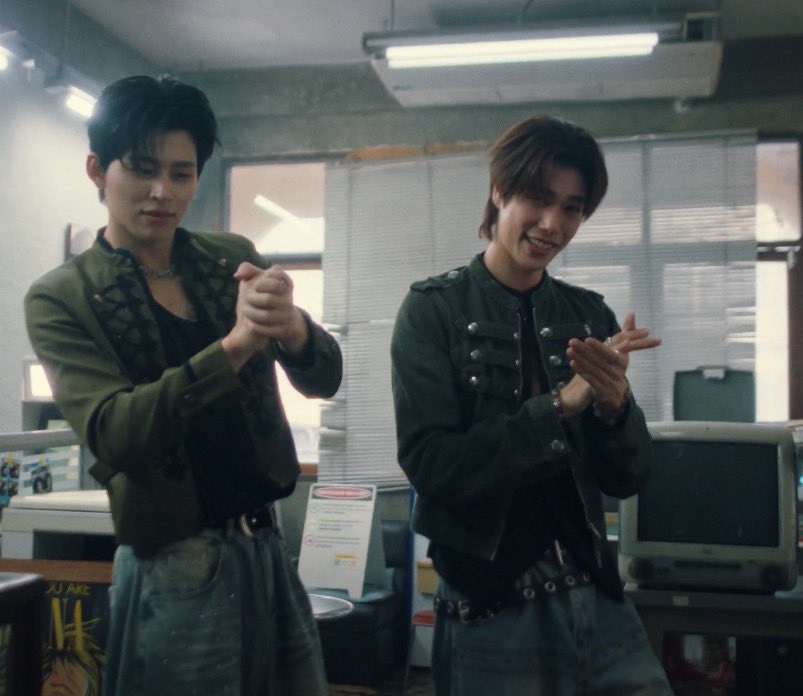 kokornki's tweet photo. รูปงานลับในวันนั้นที่น้องภูวินลงในไอจีคือถ่ายเอ็มวีเพลงมีเธอดีกว่านี่เอง ลงรูปเหมือนคนโสดแต่จริงๆแล้วมีคนคุมทั้งวันเลยนิ😏 https://t.co/axpkKAvgIl