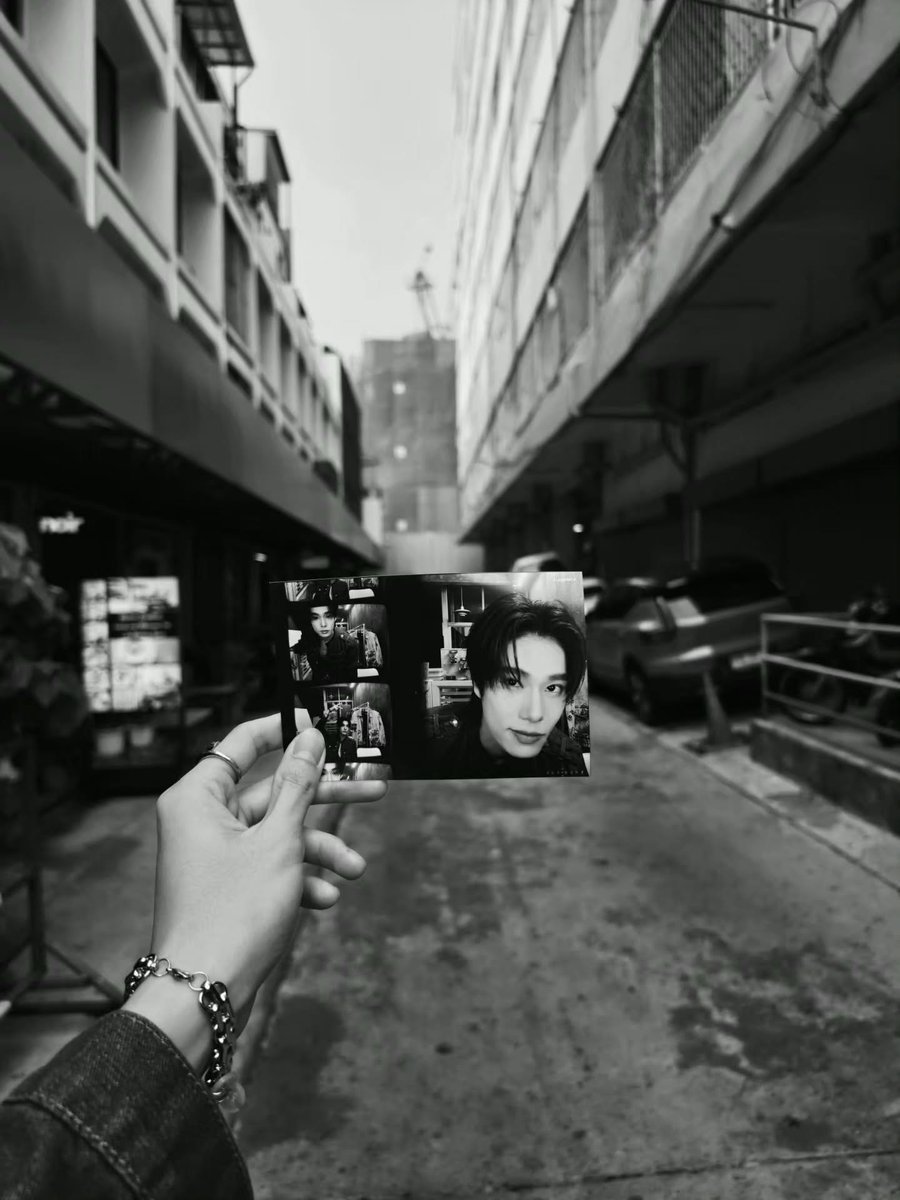 nasssss8538's tweet photo. ภูวินทร์ลงรูป secrets📸 สปอยตอนถ่ายเอ็มวี มีเธอดีกว่า นี่เองงง ตอนแรกคิดว่าถ่ายเพลงใหม่แนวร็อคมาขาวดำเท่ ๆ เลยอ่ะดิ555555555😆😆😆😆

#PeachAndMeSeries
#pondphuwin #ปอนด์ภูวินทร์
#ppnaravit #phuwintang https://t.co/XLN25l9hIj