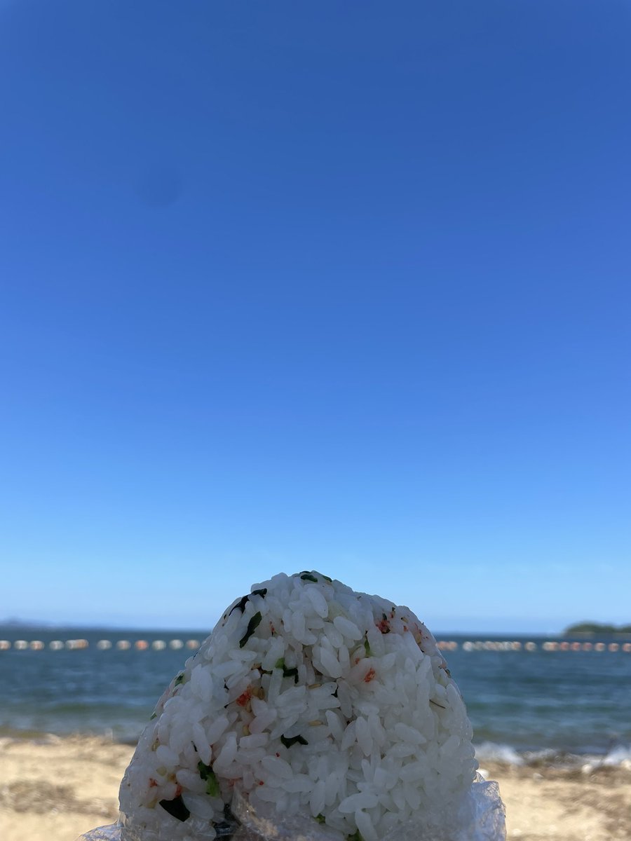 gntmhch's tweet photo. 海辺でにぎりめし https://t.co/Pq33afj5mO