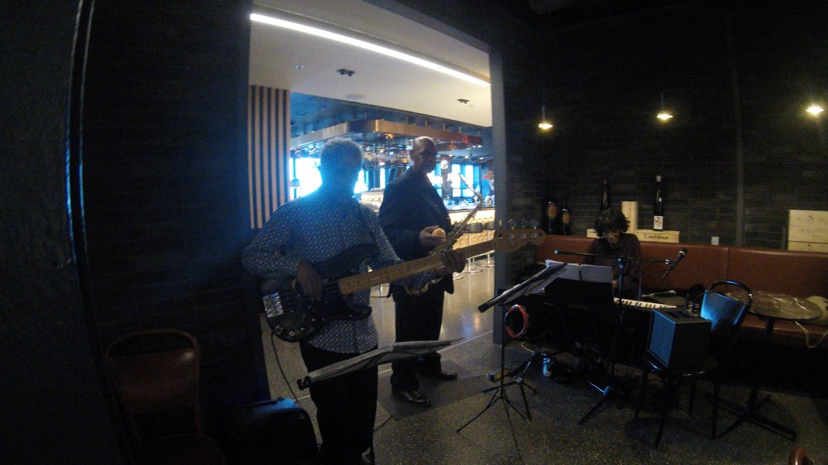 Hausservice11's tweet photo. #DonnerstagsAbends in der #Weinbar #JazzMusik ab 18 UHR unweit #CHAMPAGNERBAR - #KaDeWe - #CHAMPAGNERBAR Dienstags #Party ab 18 UHR 2 für 1 - Bilder und Video: https://t.co/3iSKfn0FZf - - oder an der Ostsee - #TRAUMURLAUB im #PRORA #Solitaire #Insel #Rügen https://t.co/qRNoGUpolk