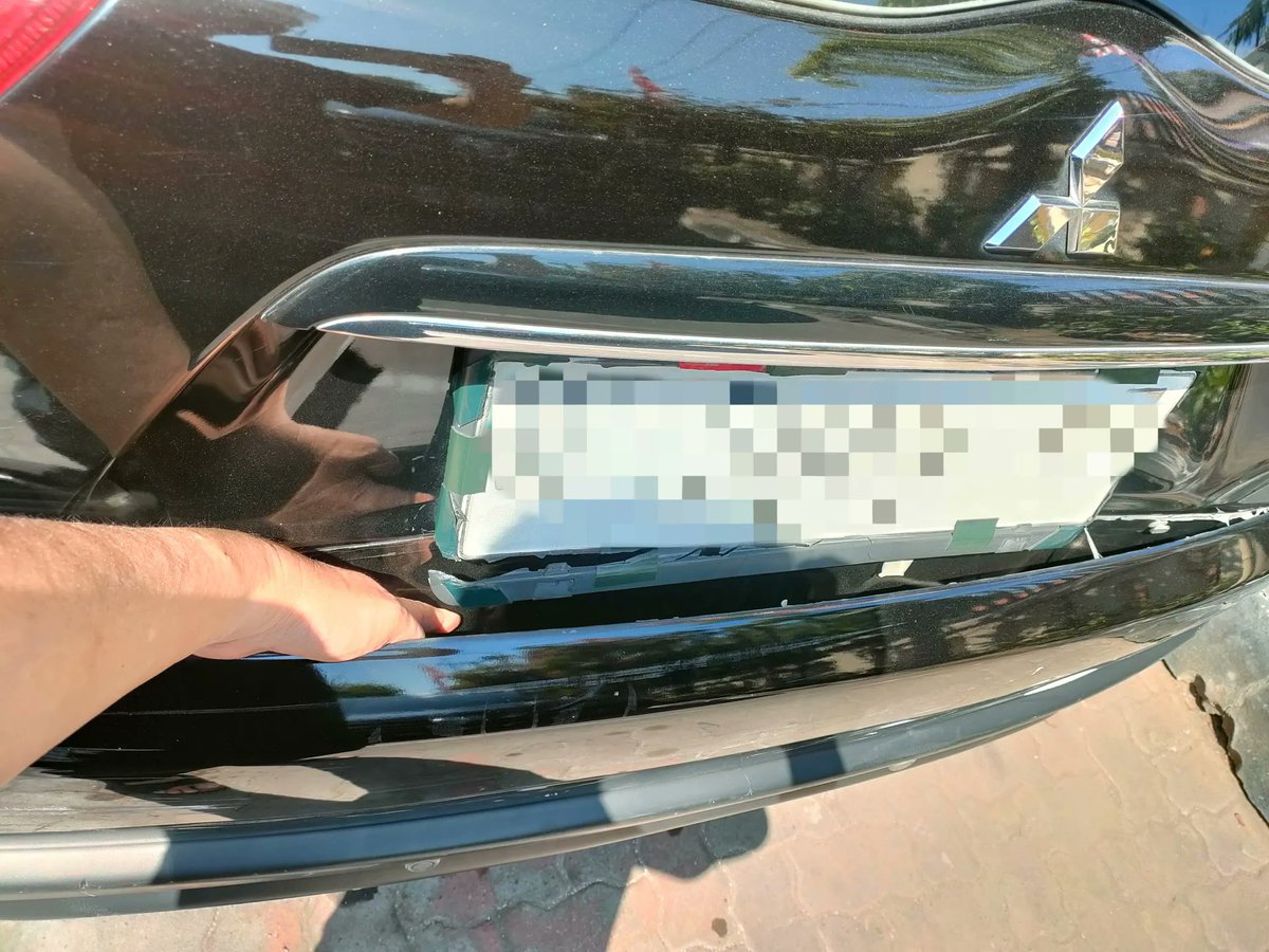 Abangnasipadang's tweet photo. PLS BANTU SHARE & REPOST KEMARIN PAGI MOBILKU TIBA2 DITABRAK DENGAN SENGAJA DARI BELAKANG‼️

KRONOLOGI: 
1. Awalnya aku dari arah Jl. Ahmad Yani ke perlintasan kereta api Khong Guan depan Taman Pelangi belok kiri ke Jl. Raya Jemur Sari
2. Aku udah di jalur paling kiri buat belok, di sampingku ada Mobil Fortuner Putih W 63 MA yang memaksa motong ke kiri sampai nyerempet mobilku Meski aku yang diserempet, karena nggak mau ribut di jalan akhirnya aku lanjut jalan

3. Sehabis itu, ternyata aku dikejar oleh pengemudi W 63 MA dan aku ditabrak berkali-kali dari belakang dengan sengaja di Jl. Jemur Andayani depan area Perbankan (Danamon, dll)
4. Pengemudi W 63 MA turun dan marah-marah menuduh saya menabrak padahal sebenernya dia yang nyerempet (bukti video dashcam)
5. Dia ngajak ribut dan nantang saya ke polisi, aku okein karena bapak yang nabrak saya. Eh, malah orangnya balik ke mobilnya dan melarikan diri

6. Aku berusaha cegat waktu di depan Kantor Pos Jemur Andayani, tapi orangnya tetap kabur
Kepada pengemudi W 63 MA saya minta itikad baik untuk pertanggung jawaban kerusakan2 mobil saya, jika tidak akan saya proses hukum

cc : dicari.fortuner.w63ma