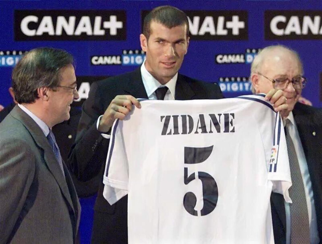 ActuFoot_'s tweet photo. Il y a 25 ans jour pour jour, Zinedine Zidane s'engageait au Real Madrid pour 75 M€. 🤍 https://t.co/LTavw9AZxM