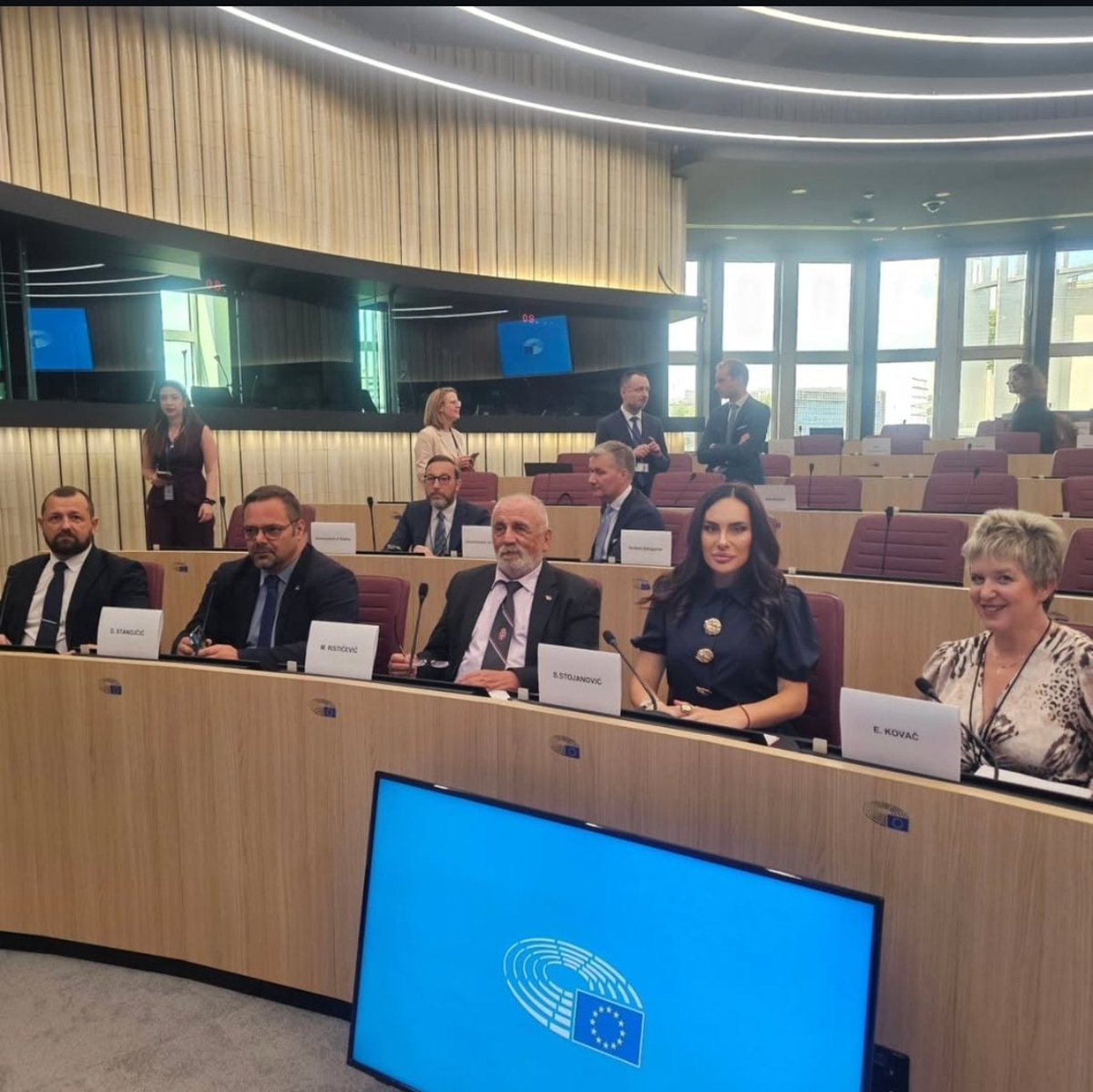 paratzelzius's tweet photo. Srbija na evropskom putu u dve slike.
Otvarači klastera.. https://t.co/N0nY8DRNOf