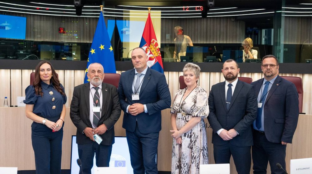 paratzelzius's tweet photo. Srbija na evropskom putu u dve slike.
Otvarači klastera.. https://t.co/N0nY8DRNOf