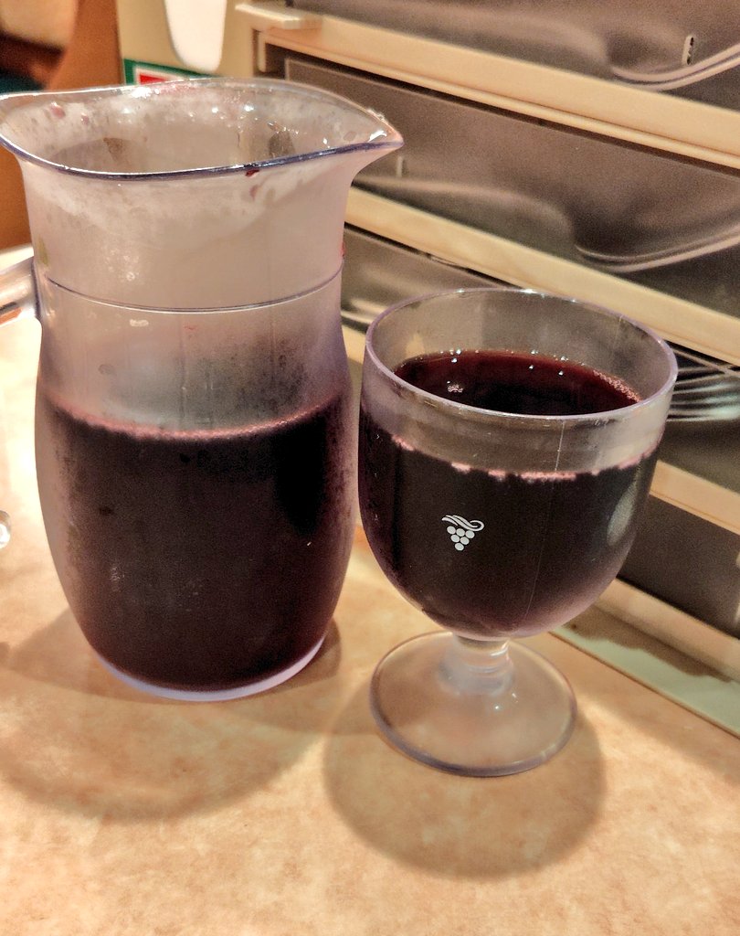 Taichan021's tweet photo. サイゼのランチ間に合った！
赤ワインも頼んでちょうど1000円🍷😋 https://t.co/xyDHLnXnCI