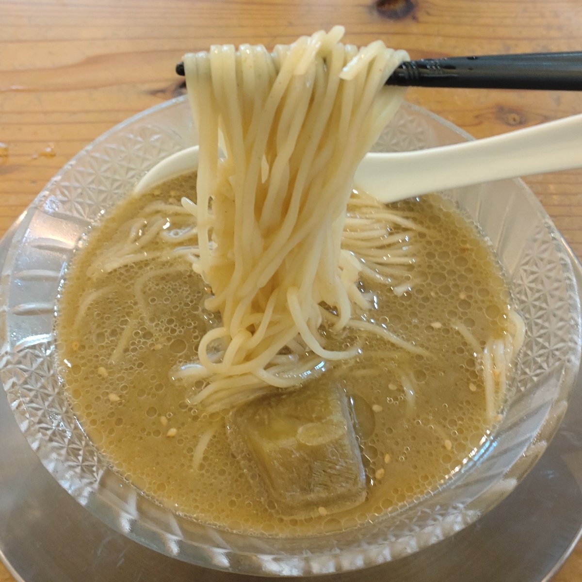dadadahappy84's tweet photo. 金谷　めん奏心さん😸②

冷煮干　かけ　味噌󠄀
ヒヤニボの味噌󠄀👏
最近はこのカケカケセットに夢中になってます(笑)
ギュッと締めた自家製麺に苦味と旨味の詰まったキンキンのスープがバッカ旨いです🤤
ニボ氷🧊で最後までキンキンで頂けるニボキンな１杯でした👍 https://t.co/2hLU8yfq1U