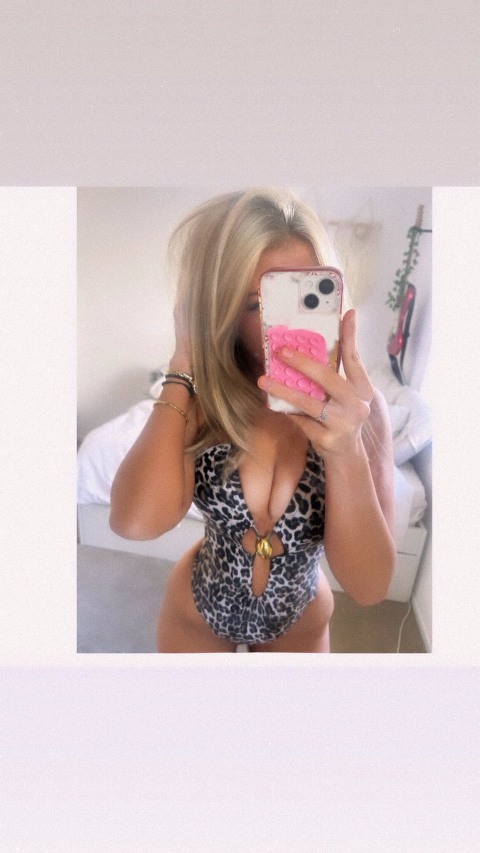 lilynklyk's tweet photo. wanna go shopping who's card am I using 😍 https://t.co/KJvdRB0EVM