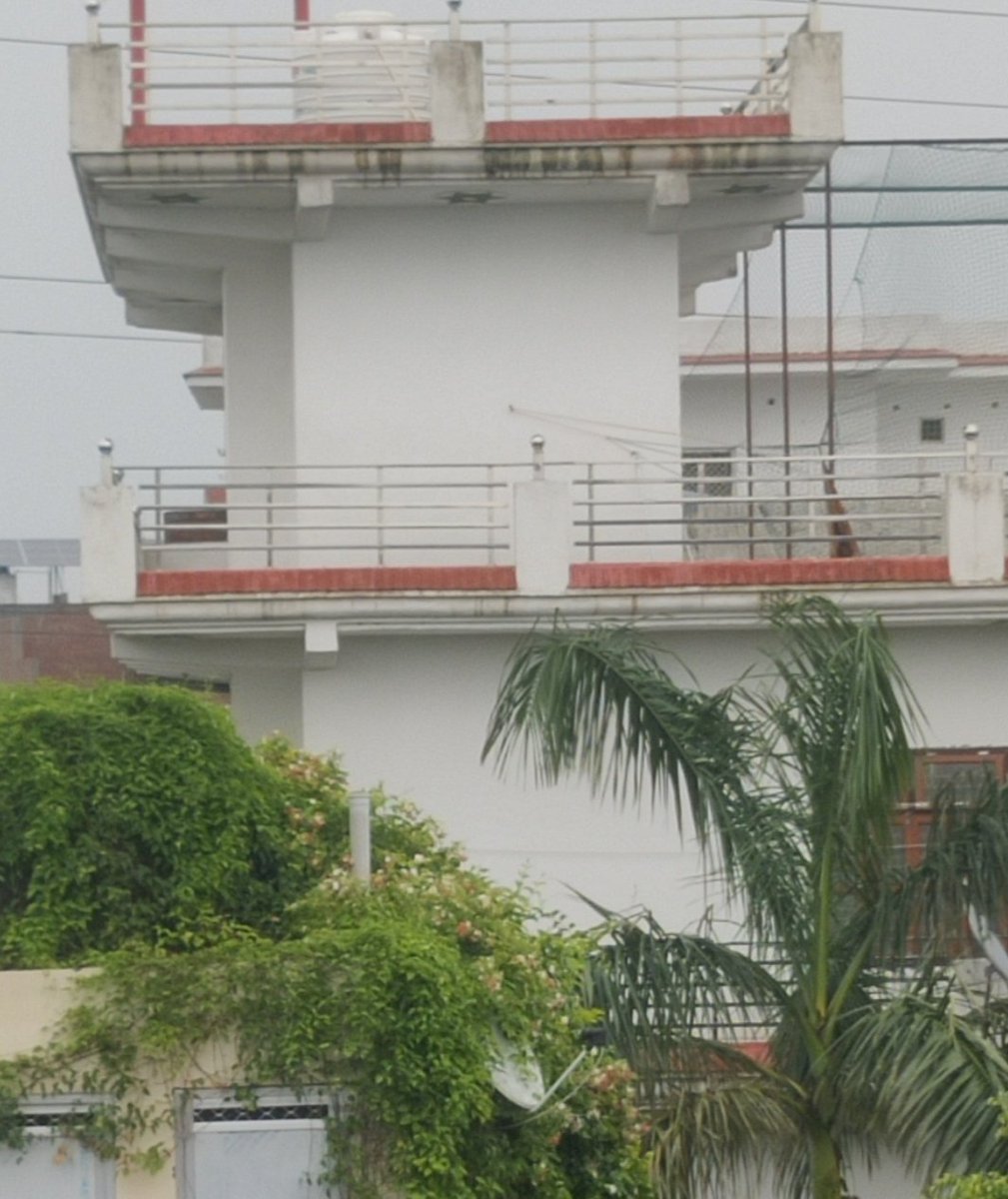 askvipendra's tweet photo. एक आदमी ₹80 लाख का फ्लैट खरीदने की तैयारी कर रहा था।

Builder बार-बार कह रहा था, "सर, आज ही Booking कर दीजिए।"

लेकिन Buyer ने कहा,

"पहले एक बारिश होने दीजिए, फिर फैसला करूंगा।"

Builder ने पूछा,

"बारिश का Property से क्या लेना-देना?"

Buyer मुस्कुराकर बोला,

"यहीं तो सबसे बड़ा टेस्ट होता है।"

बारिश शुरू हुई,

तो वह सीधे Project Site पर पहुंच गया।

कुछ ही मिनटों में उसे पता चल गया कि

कहां सड़क पर पानी भरता है, कहां Drainage जाम है और कहां Traffic रेंगने लगता है।

उसने Basement भी देखा।

अगर वहां पानी भर जाए,

तो बाद में Waterproofing और Repair पर ₹50,000 से ₹2 लाख तक खर्च आ सकता है।

अगर Society का Drainage सही न हो,

तो हर साल Maintenance के नाम पर हजारों रुपये अतिरिक्त देने पड़ सकते हैं।

और अगर रोज़ 20-30 मिनट Traffic में फंसना पड़े,

तो सालभर में करीब 150-180 घंटे सिर्फ सड़क पर ही निकल सकते हैं।

Buyer बोला,

"₹80 लाख या ₹1 करोड़ लगाने से पहले एक बारिश का इंतजार करना कोई महंगा सौदा नहीं है।"

उसे लगा कि एक दिन की जांच,

भविष्य के लाखों रुपये और कई साल की परेशानी बचा सकती है।

क्या आप Property खरीदने से पहले सिर्फ Flat देखेंगे, या एक बार बारिश में पूरा Area भी जरूर जांचेंगे?