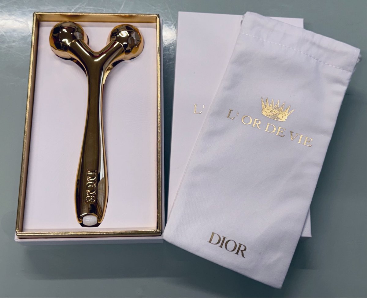 I recieved scarf and facial roller from Dior Beauty. I'm happy