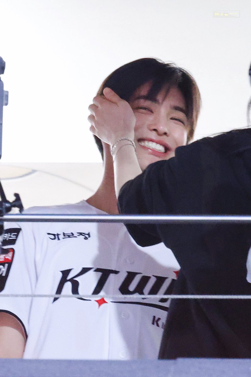 gonnahippo's tweet photo. 몰르겟고 건호 즌나 귀엽다...........

사람 손 타는 강아지가아니면 뭐야 저게 https://t.co/T7W1cmwbKh