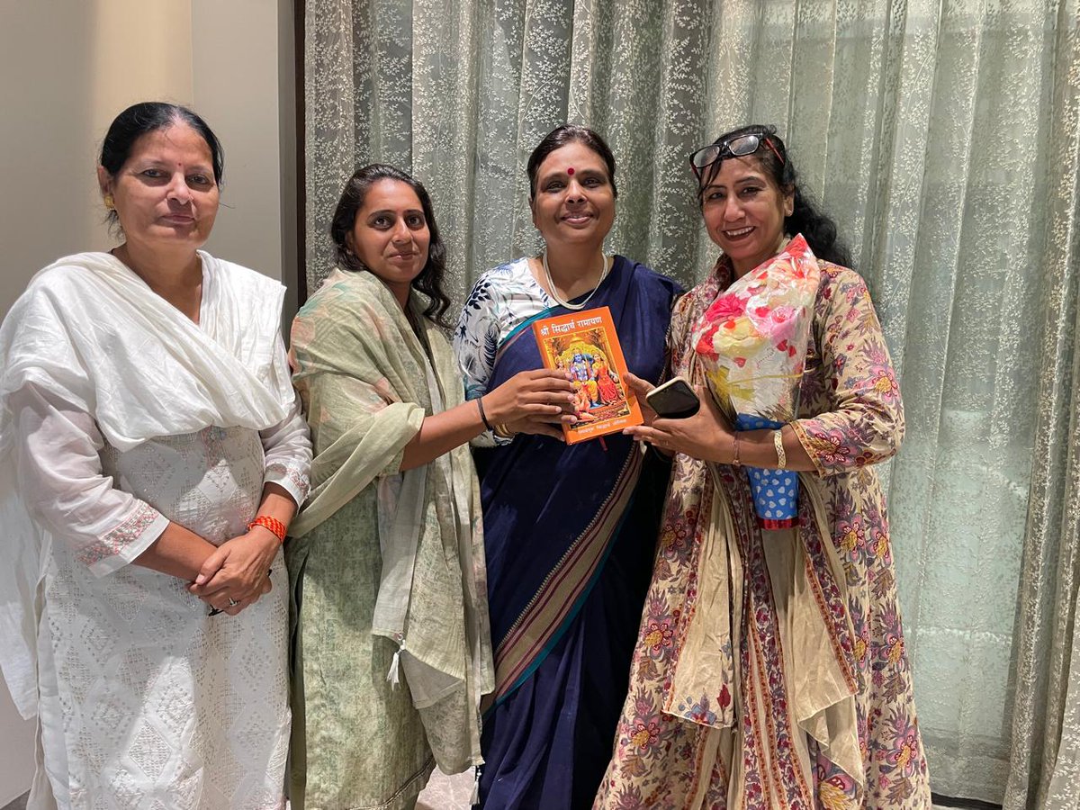 bjparchanagupta's tweet photo. 🏡 गृह आगमन पर आत्मीय स्वजनों से स्नेहिल भेंट। 🌸

🤝 अपनों का स्नेह, अपनापन और आशीर्वाद सदैव नई ऊर्जा एवं प्रेरणा प्रदान करता है।

🪷 अपने ही सबसे बड़ी ताकत होते हैं। 🇮🇳 https://t.co/TGHNJL9u0f