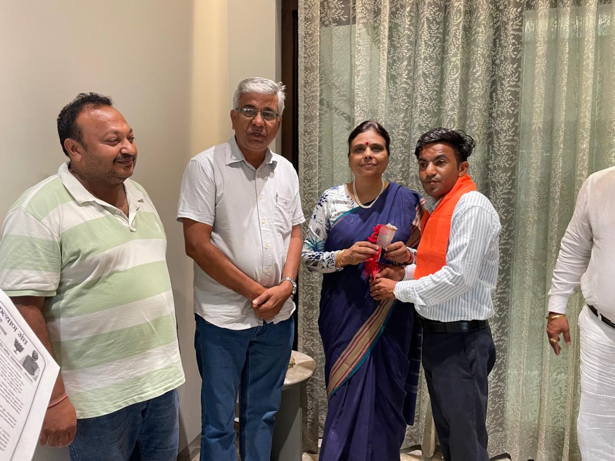 bjparchanagupta's tweet photo. 🏡 गृह आगमन पर आत्मीय स्वजनों से स्नेहिल भेंट। 🌸

🤝 अपनों का स्नेह, अपनापन और आशीर्वाद सदैव नई ऊर्जा एवं प्रेरणा प्रदान करता है।

🪷 अपने ही सबसे बड़ी ताकत होते हैं। 🇮🇳 https://t.co/TGHNJL9u0f