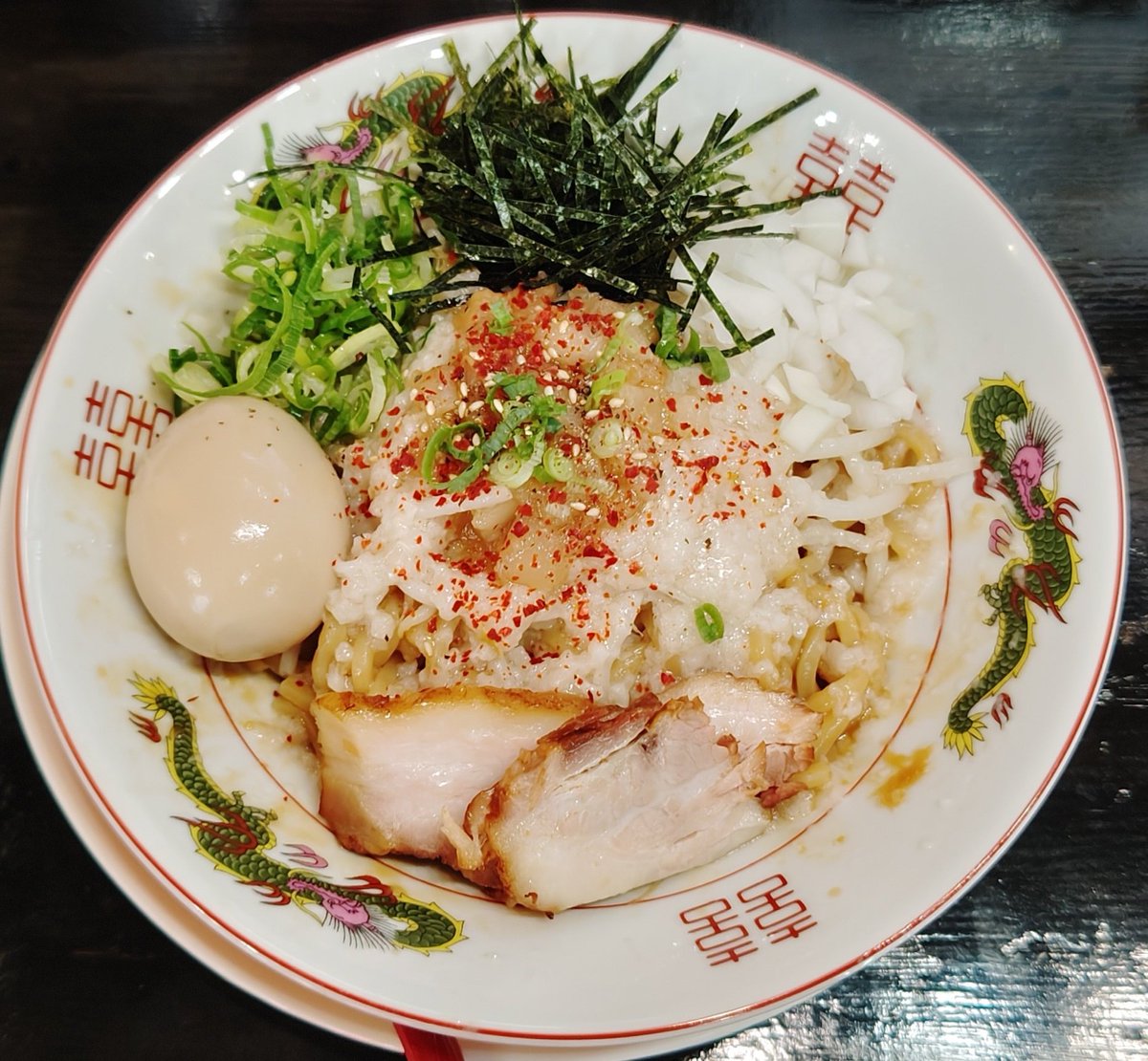 xDIoH1SZEvj2pBv's tweet photo. 地元 春日部🍜
新店『熱傑硬派 まぜおくん』に初訪😁

まぜそば（太麺A､普盛､普､普､味玉）をチョイス。

ぷはぁー😆背徳のホワイト背脂😳
麺もモチモチ😙
一口毎に味変を楽しむ🤭
やはりお酢&amp;ラー油が最強かな👍

店主さん､バイトさんご馳走様でした😊
この一杯に感謝🙏 https://t.co/q0IiPR0ZKg