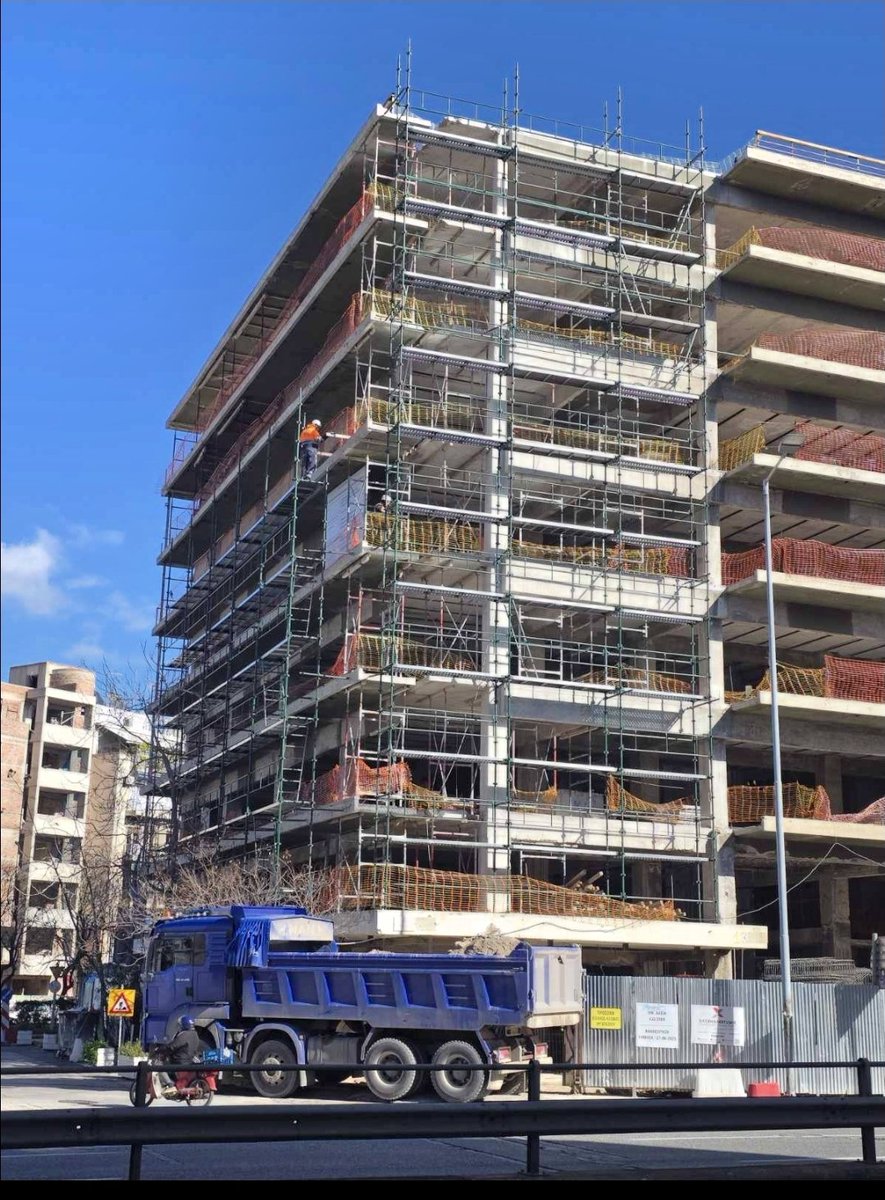 theodorekollias's tweet photo. ΤΟ ΕΡΓΟ ΤΗΣ ΚΥΒΕΡΝΗΣΗΣ ΤΗΣ ΝΕΑΣ ΔΗΜΟΚΡΑΤΙΑΣ ΚΑΙ ΤΟΥ ΚΥΡΙΑΚΟΥ ΜΗΤΣΟΤΑΚΗ ΓΙΑ ΤΗΝ ΠΑΙΔΕΙΑ.

ΠΑΜΕ ΝΑ ΤΟ ΔΟΥΜΕ.

Το κτήριο της Φοιτητικής Εστίας του Παντείου Πανεπιστημίου έκλεισε το 2001.
Το 2003 αποφασίστηκε να γίνει η πλήρης ανακαίνιση και η αντισεισμική ενίσχυση του κτηρίου.

Πέρασαν τα χρόνια και το κτήριο εγκαταλήφθηκε στην τύχη του.
Ρήμαξε, βανδαλίστηκε και στη συνέχεια καταλήφθηκε από αντιεξουσιαστές.

Η κυβέρνηση της ΝΕΑΣ ΔΗΜΟΚΡΑΤΙΑΣ και του ΚΥΡΙΑΚΟΥ ΜΗΤΣΟΤΑΚΗ αποφάσισε την ριζική ανακατασκευή του κτηρίου.

Τον Οκτώβριο του 2024 προκηρύχθηκε ανοιχτός δημόσιος διαγωνισμός, ο οποίος ολοκληρώθηκε τον Μάρτιο του 2025 και τον Απρίλιο του 2025 εγκρίθηκε το σχέδιο σύμβασης  από το Ελεγκτικό Συνέδριο.

Η νέα φοιτητική εστία θα έχει 170 δωμάτια με δικό τους χώρο υγιεινής καθώς και δωμάτια για άτομα ΑμεΑ.
Σε κάθε όροφο θα υπάρχουν κοινόχρηστοι χώροι όπως κουζίνες και χώροι συνάθροισης.
Στο 7ώροφο κτήριο γίνονται εκτεταμένες εργασίες στατικότητας, μόνωσης και θερμοπρόσοψης.
Το κτήριο θα παραδοθεί στους φοιτητές το 2027 πλήρως ξενοδοχειακά  εξοπλισμένο.
Το κόστος κατασκευής ανέρχεται στα 13 εκ ευρώ και χρηματοδοτείται από το Πρόγραμμα Δημοσίων Επενδύσεων.

Στις φωτογραφίες βλέπουμε πως ήταν το κτήριο στην οδό Λαγουμιτζή, πως ανακατασκευάζεται και πως θα παραδοθεί στους ευάλωτους οικονομικά φοιτητές μας.
👇👇👇👇👇