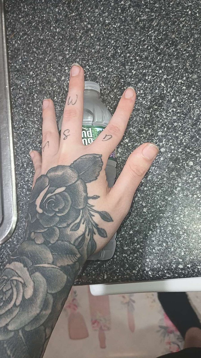 AltisumNSFW's tweet photo. Big hands (yes ik my nails are dirty I was in my reptiles tanks I cleaned them since taking this) https://t.co/Rtp5taPthg