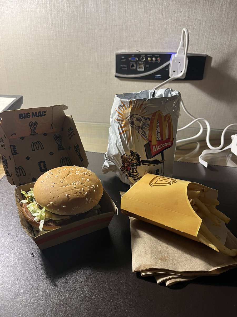 sakae_uc's tweet photo. 海外のマクドナルドにはまだワールドレジェンドカップがまだある https://t.co/krQZonN3Jq