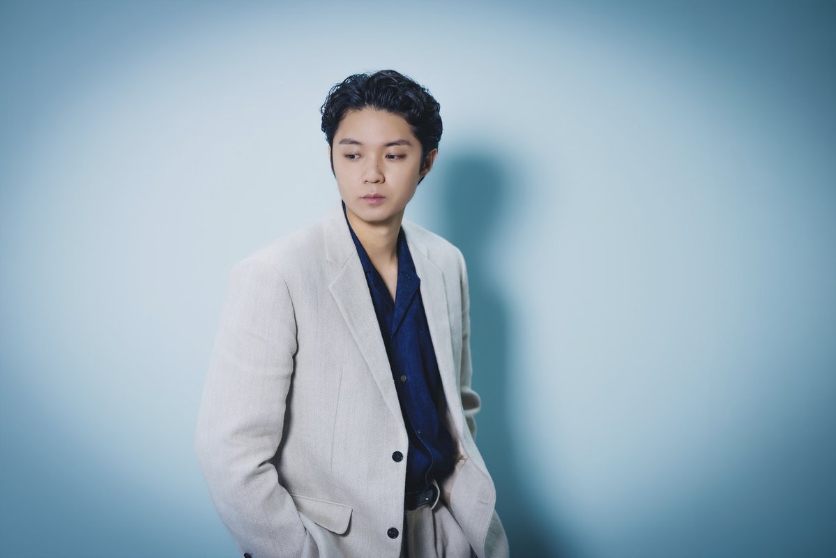 encountofficial's tweet photo. 〚 ☁️ENCOUNT INTERVIEW☁️ 〛

磯村勇斗、救命救急は「人を救うために必要な砦」
初の医師役で得た新たな気付きとは🏥

インタビュー記事はこちらから
🖇️https://t.co/hC5WAASa0P

#磯村勇斗 #クロスロード 
＠hayato_isomura @crossroad_ex