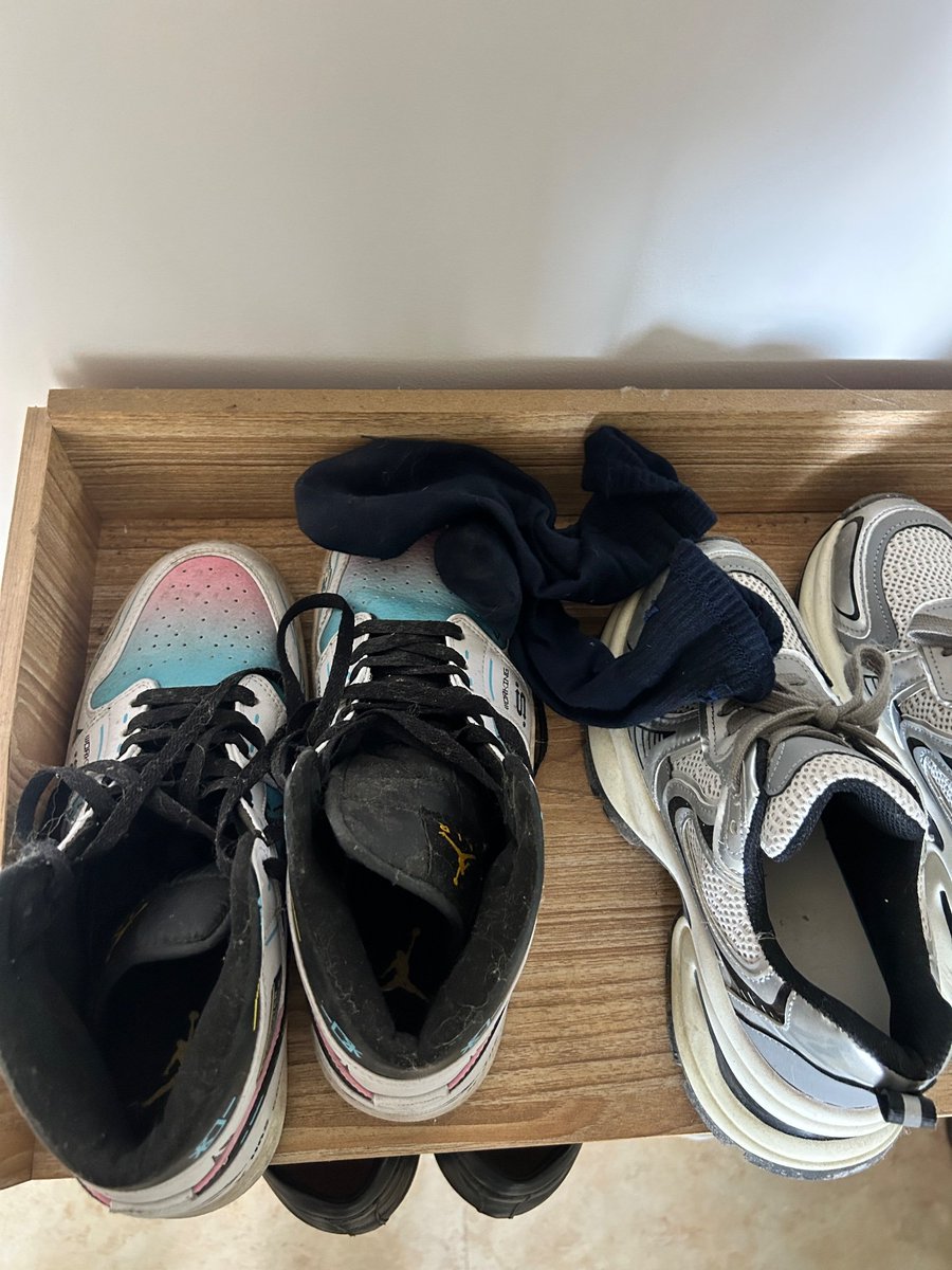 boylovetoe's tweet photo. Mumpung kosan sepi, aku naik ke lantai atas &amp; menemukan 2 harta karun. Dan setelah ku endus baunya bauuuuu banget gaes. Kayak ada asemnya &amp; sedikit smoke gitu. Tp gak gw pke coli soalnya sepatunya bukan pantofel, males ah gw kurang nafsu. Padahal pemiliknya cakep loh 🤭 https://t.co/mcrVwpm0KB