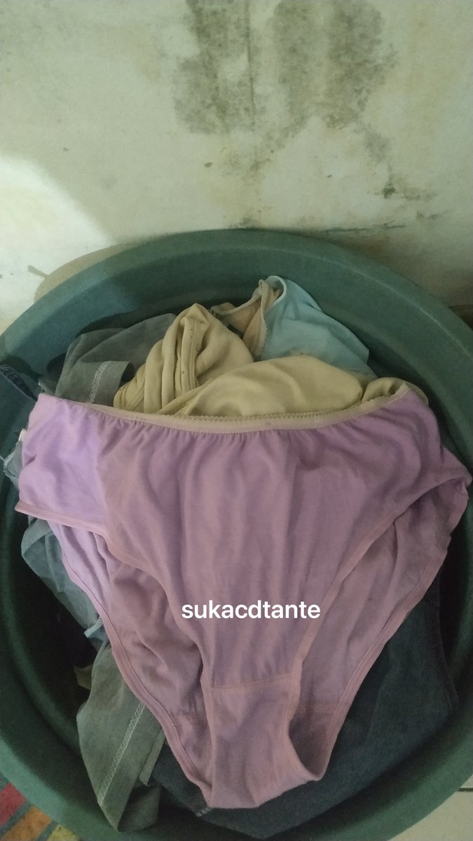 sukacdtantee's tweet photo. Numpang ke kamar mandi rumah tante yg lagi nobar bola bareng anaknya gak sengaja liat warna ungu-ungu yg lucu langsung aja kita bongkar 😁😁😁 https://t.co/76dXu9WGc4